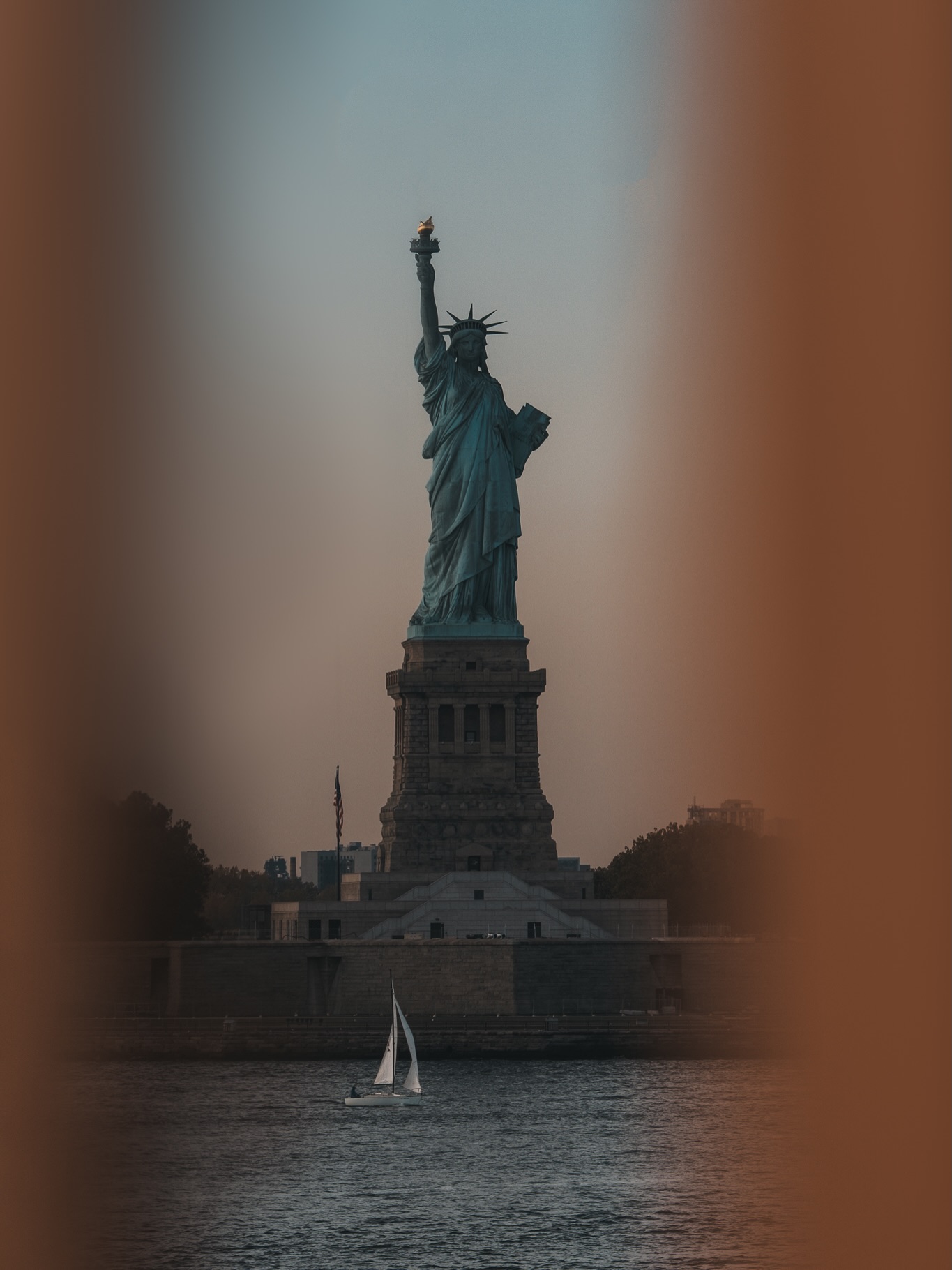 New York Framing 🏙️✨
Wusstet ihr, dass ihr die Freiheitsstatue ganz ohne teure Tour sehen könnt?🗽
Die Staten Island Ferry legt täglich am Whitehall Terminal in New York City ab und fährt rund um die Uhr im etwa 30 Minuten Takt.
Auf der Fahrt von Manhattan nach Staten Island kommt ihr der Freiheitsstatue erstaunlich nah und das Beste daran: Die Überfahrt ist komplett kostenlos. 🤑
Tipp für euer perfektes New York Framing. 📸
Am besten draußen an Deck stehen und die Kamera bereithalten. Auf der Hinfahrt liegt die Freiheitstatue auf der rechten Seite in Fahrtrichtung und auf der Rückfahrt solltet ihr euch links einen guten Platz sichern.
Auch die Skyline von Manhattan gibt es gratis dazu ✨
Speichern nicht vergessen und beim nächsten NYC Trip direkt ausprobieren.🗽💭
Für mehr solcher New York Tipps schaut gerne auf unserem Blog www.weltallerliebst.de vorbei (Link in Bio).💕
.
.
.
#newyork #newyorkreisetipps #reiseblog #reisefotografie #statenislandferry