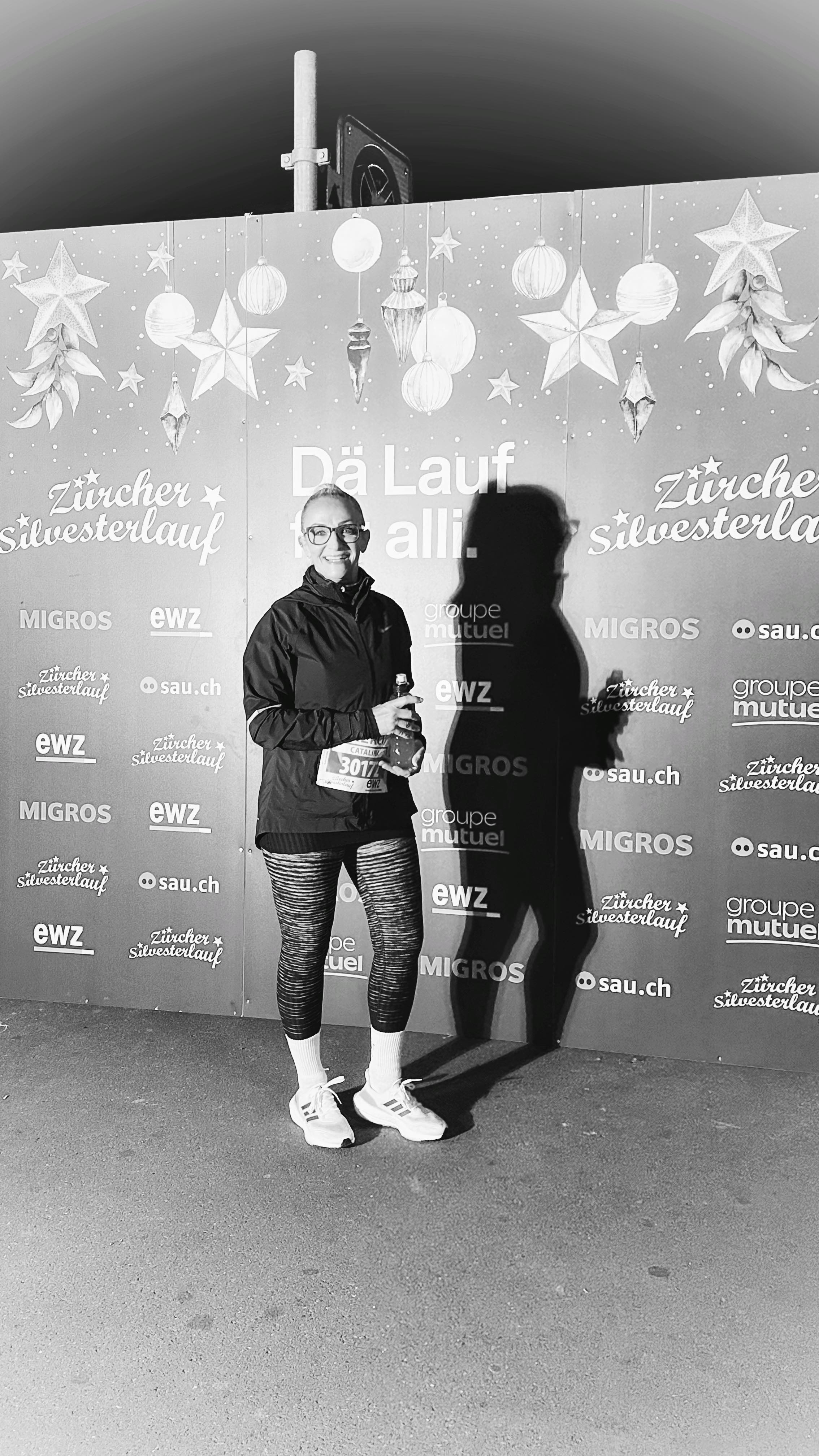 Dieses Jahr war intensiv.
Ich habe losgelassen, neu angefangen und bin privat wie auch mit meinem Studio umgezogen.
Danke an all meine langjährigen Kundinnen, die mich in all diesen Veränderungen begleitet und mir ihr Vertrauen geschenkt haben.
Ein riesiges Dankesschön auch an all die neuen Gesichter, die ich dieses Jahr in meinem neuen Studio begrüssen durfte.
So schön, dass Du da bist.
Dieses Jahr habe ich mich entschieden, mein Weihnachtsgeschenksgeld an Pink Ribbon /Brustkrebsliga Schweiz zu spenden und bin mit einer lieben Freundin und Kundin den Pink Ribbon Silvesterlauf in Zürich gelaufen. Für all die Frauen, die betroffen sind und für die, die wir lieben.
Ich wünsche Dir von Herzen wunderschöne Festtage, volle Teller, gute Gespräche, Zeit zum Geniessen und vor allem gute Gesundheit.
Deine Catalina
.
.
.
.
.
.
#pinkribbon #brustkrebsbewusstsein #gemeinsamstark #avouscosmetics #selfcare