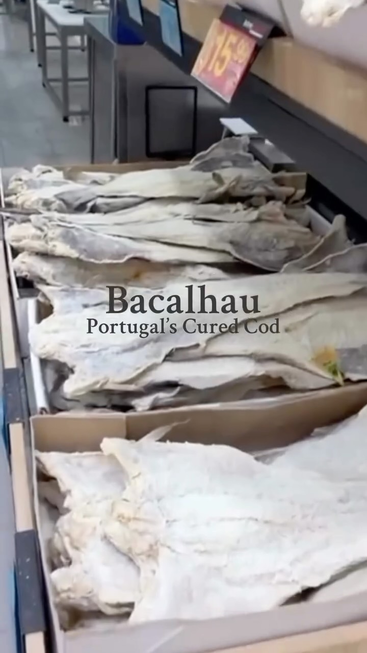 We call it the king. We call it our faithful friend. We have 1,001 recipes for it. And on Christmas eve, it’s the central piece at our dinner table. It’s BACALHAU baby! (Portugal’s cured cod)
#portuguesecuisine #bacalhau #feliznatal #traditions