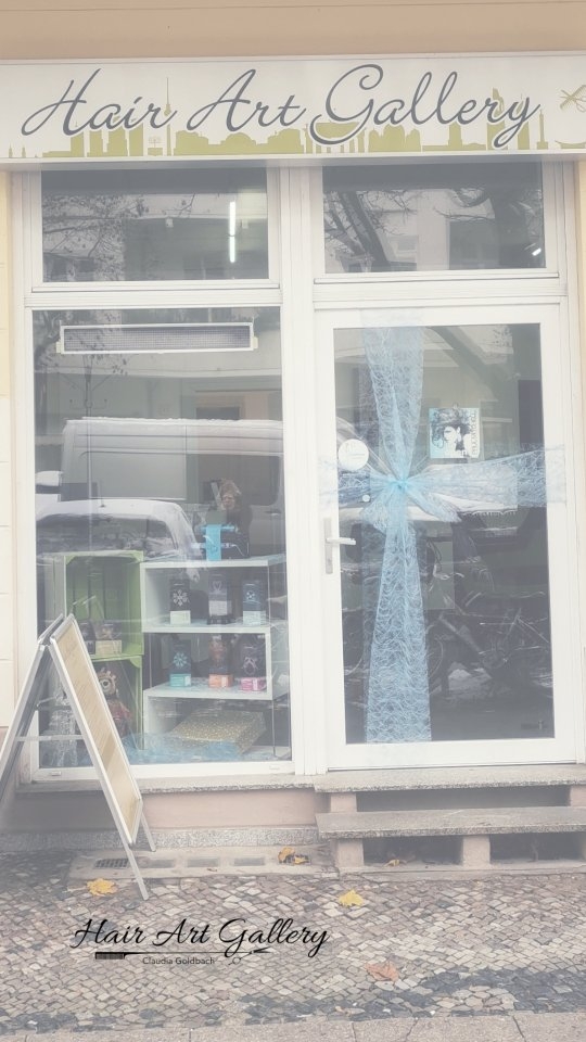 Ein letztes Mal.... 💚
Ein letztes Mal leuchtende Kinderaugen vor dem Schaufenster. 🐻🦌
Ein letztes Mal glückliche Gesichter, wenn sie zur Tür hinein kommen und die Weihnachtsschleife betrachten. 🤩
Ein letztes Mal ein Wohlfühlmoment in der Hair Art Gallery Berlin. ✨🎄🎊
Für 2026 stehen Veränderungen an.
Diese Teile ich in den kommenden Wochen mit euch.
Freut euch auf alles was kommt, denn ich tue es auch! ✨💚
Kommentier mit Freude und positivität für 2026
💫🎉🤩💚✨🤩😍😇
🌟💚
#dankbar
#Veränderung #friseurunternehmerin #friseurinmitherz #hairartgalleryberlin #friseurprenzlauerberg #friseurin #calligraphycut #curlydo