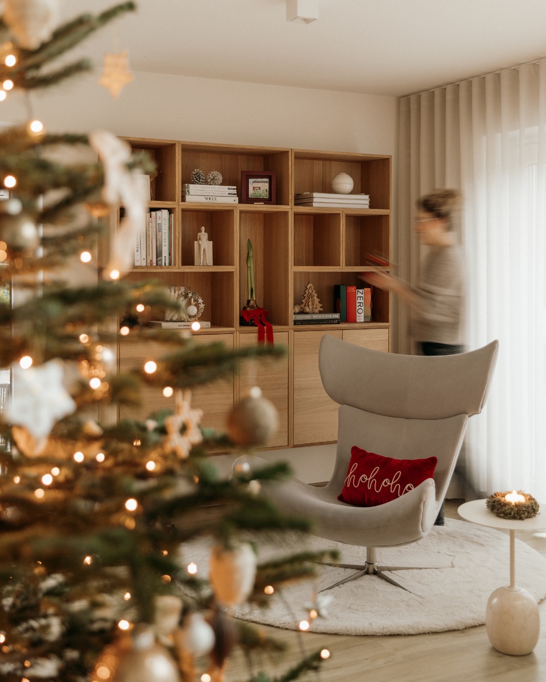 ✨ Frohe Weihnachten ✨
Nach intensiven Monaten voller Projekte, Entscheidungen und viel Herzblut-Arbeit wird es jetzt auch bei mir leiser.
Ich nehme mir Zeit für Ruhe, für Nähe und fürs Ankommen.
Die nächsten Tage verbringe ich im Kreis meiner Familie.
Mit viel Liebe, gutem Essen, Gesprächen ohne Uhrzeit
und dem Gefühl, einmal bewusst nichts zu müssen.
Zwischen Kerzenlicht, Tannengrün und kleinen Ritualen sammle ich nun neue Energie.
Und ein bisschen Vorfreude ist auch dabei.
Denn am 26. wartet hier noch etwas Schönes.
Vielleicht magst du dann nochmal hier vorbeischauen.
Ich wünsche dir ruhige Feiertage,
Wärme im Herzen
und ein bisschen Raum zum Durchatmen. ✨
📷
Ich bin Vicky – Interior & Brand Fotografin.
Und heute zeige ich dir in Raum und Gefühl,
was Weihnachten bei mir zuhause ist.