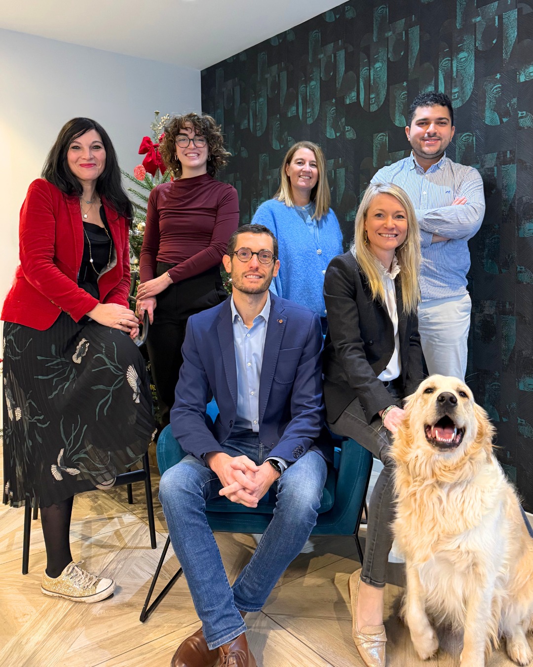 ๐๐ ๐ซ๐๐ฏ๐จ๐ข๐๐ข ๐ฉ๐จ๐ฎ๐ซ ๐ฅ๐ ๐ฉ๐ก๐จ๐ญ๐จ ๐๐ ๐ง๐จ๐ฬ๐ฅ ! ๐พ๐
Cette fois je ne suis pas seul, toute lโรฉquipe LBCL pose avec moi !
Bonโฆ la premiรจre photo, je suis au top. La deuxiรจme ? Disons que jโai craquรฉ avant les humains (les shootings cโest รฉpuisant ๐ด)
Avec toute lโรฉquipe, je voulais vous souhaiter de trรจs belles fรชtes de fin dโannรฉe ๐
Moi jโespรจre trouver mon (20แต) doudou sous le sapinโฆ on croise les pattes !๐ค๐ผ
ร trรจs vite en 2026 !
Signรฉ : Uber assistant juridique ร 4 pattes ๐พ