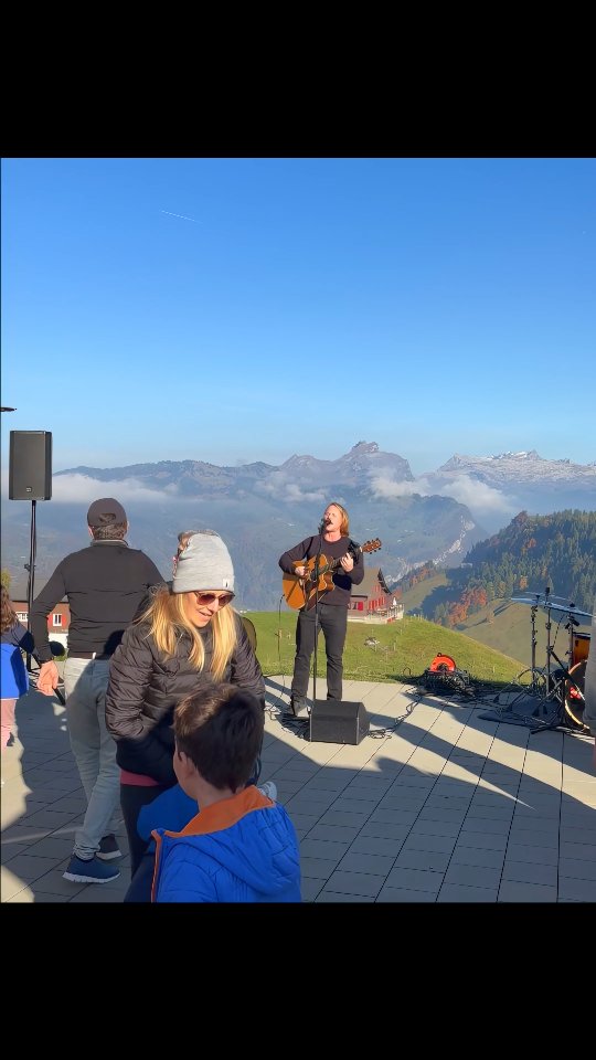 Danke für 58 Mal live 2025🥳🎶 Vo Hergiswil bis Davos, vo Dütschland bis Andermatt, vo St. Galle bis Fribourg🔥
Danke @markocolombo für dini grossartigi Dienst am Mischpult 🎛
Danke @_mvalentino_ für monumentali Drumfills🥁
Danke @waldenguitars für en unzerstörbari Gitarre 🎸
Danke für all die schöne Momänt und Begägnige💙
#2025
#bestof2025
#evergreens
#singer
#acousticguitar