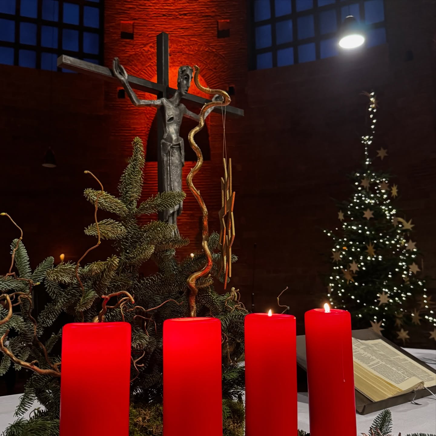 Wie aktuell doch immer wieder die Weihnachtsgeschichte ist: Menschen, die fliehen müssen. Menschen, die auf die Nächstenliebe anderer angewiesen sind, auf Solidarität. Menschen, die auf andere treffen, die sie abweisen, nur an sich denken und so noch mehr Sorgen statt Frieden stiften.
Und mitten in dieser Tristesse, in dieser Ignoranz, in dieser Angst vor der Zukunft: das Kind. Das Kind, das Menschen vereint, sie gemeinsam staunen lässt, Herzen erwärmt und Werte hervorbringt, die im Alltag verschüttet waren.
Ob in Betlehem, auf Lesbos, in Trier oder Chicago bis Moskau. Stellen wir doch überall Kinder und ihre unverstellte Liebe und unbändige Zuversicht in den Mittelpunkt. Orientieren wir uns an ihnen mehr, werden wir mehr Zusammenhalt, mehr Gleichheit, Lösungen statt Probleme sehen. Auch das ist für mich die Weihnachtsgeschichte und auch das bestärkt mich unaufhörlich in meiner Arbeit, mehr das Gemeinsame statt das Trennende, mehr den Teil der Lösung statt die noch ungelösten Probleme zu sehen. Und: lässt mich aus Überzeugung auch abseits der Weihnachtstage Kinder und Jugendliche immer als Bereicherung in den Mittelpunkt stellen und niemals als Problem an den Rand drängen.
Frohe Weihnachten, Euch allen. 🎄
#weihnachten #froheweihnachten #merrychristmas #sventeuber #trier