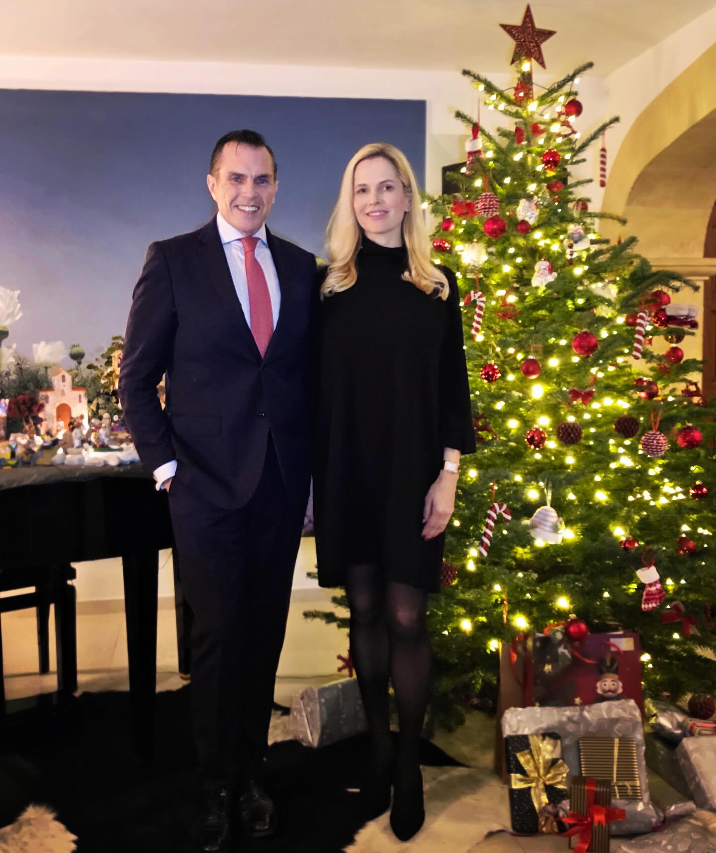 🕊️ Nous vous souhaitons à tous, et de tout cœur, un très Joyeux Noël, entourés de ceux qui vous sont chers. Que la lumière de la crèche, source d’espérance, éclaire vos journées et renouvelle vos forces. 🕊️