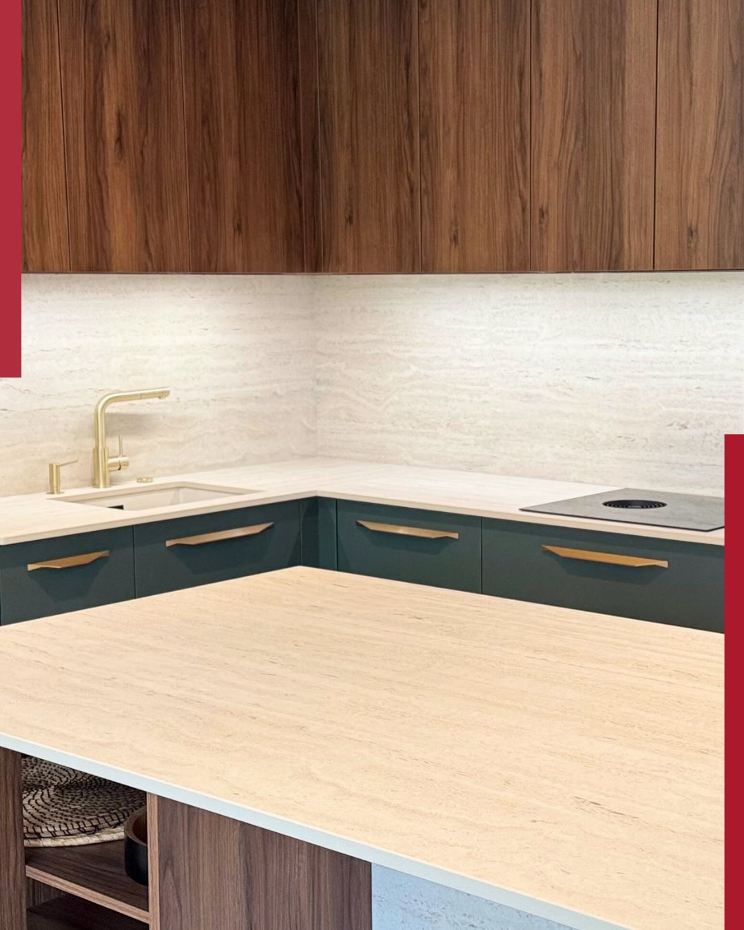 ✨ Céramique Marmorio ✨
Plan de travail & îlot central sublimés par une table galbée intégrée, dont le pied s’inscrit dans la continuité du décor pour une parfaite harmonie visuelle.
Son décor minéral aux motifs délicats et aux teintes naturelles apporte douceur et élégance à la cuisine, tout en affirmant un style résolument contemporain.
La céramique Marmorio séduit aussi par ses performances techniques : résistance à la chaleur, aux rayures et aux taches, hygiène et facilité d’entretien au quotidien.
Une conception singée @socoziofficiel et @sonia.saelens.deco
#CéramiqueMarmorio #ilotcentral #cuisinecontemporain