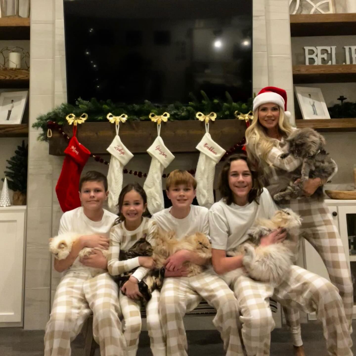 Merry Christmas from my family to yours! Hope you all have a magical day! 🎄