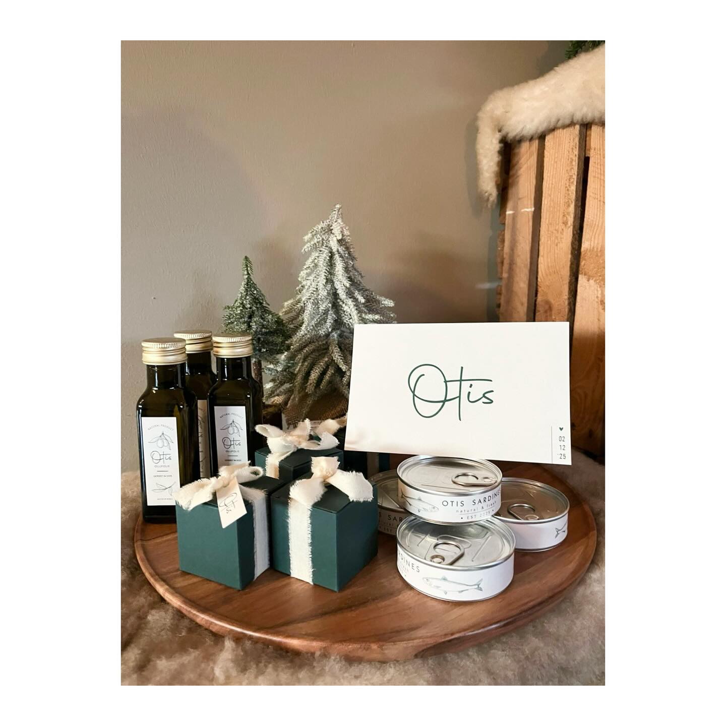 Welkom Otis 🤎
Voor Otis mochten we dit prachtige kaartje ontwerpen mét bijhorende stickers voor de flesjes olijfolie, wikkels voor de blikken sardientjes en labels voor de doosjes.
Wat een mooi en origineel geheel werd deze doopsuikerpresentatie 😍 én dan ook nog eens volledig in kerstsfeer 🎄
Aan iedereen een hele mooie eindejaarsperiode gewenst en een warm, liefdevol 2026!
Bedankt @lisevermeulen_ voor de supermooie foto’s!
#geboortekaart #doopsuiker #origineledoopsuiker #geboorteconcept #doopsuikerpresentatie