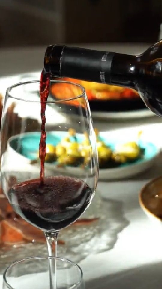 En Casa Emiliana la experiencia es completa.
Empieza en las manos de quienes cocinan con alma y precisión cada plato con a un servicio único en cada mesa que espera el brindis final.
Porque aquí no solo se come… se disfruta.
#casaemiliana #comerbienmadrid
#celebracionesmadrid #DondeLaVidaSabeMejor
#experienciagastronómica #restaurantesmadrid
#cocinaconalma #saborearloesencial