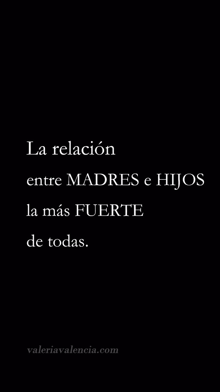 Hoy, con ilusión, les comparto la frase de apertura de mi libro El Ombligo de Eva:
Este libro no es más que eso, solo un libro.
Personal y subjetivo, como la relación que une a una madre con su hija;
pero por eso mismo es universal e INFINITAMENTE VALIOSO,
como la relación entre madres e hijos,
la más fuerte de todas.
Es una adaptación de un texto de F. Savater, de Ética para Amador, y me acompañó como un mantra durante todo el proceso de creación del libro.
Me sigue pareciendo increíble que, aún hoy, casi 4 años después, su esencia me resuene con la misma fuerza y que continúe creyendo profundamente en la importancia de fortalecer y sanar los vínculos entre madres e hijos.
Valeria✨📖💛