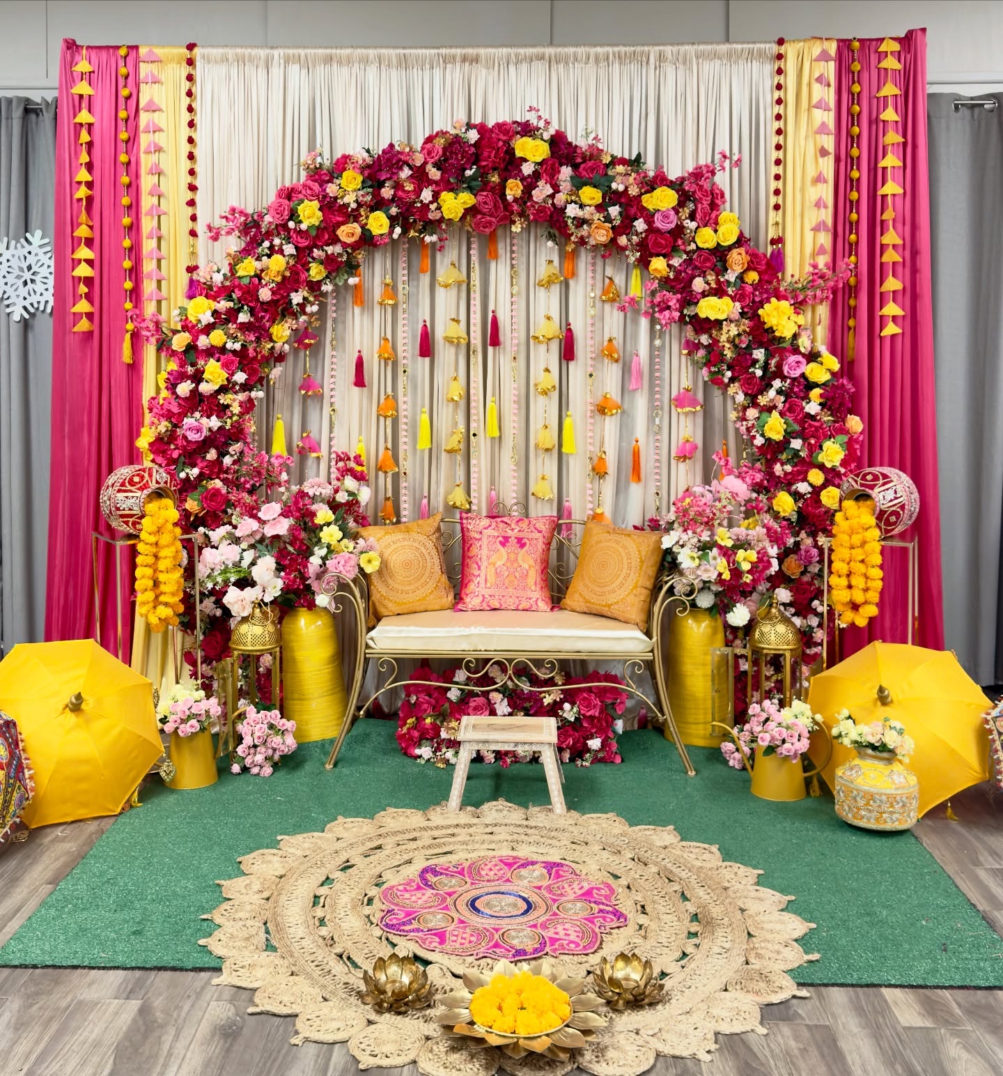 Safia’s Mendhi Decor
.
.
Decor & Styling- @evenwoodpartydecor