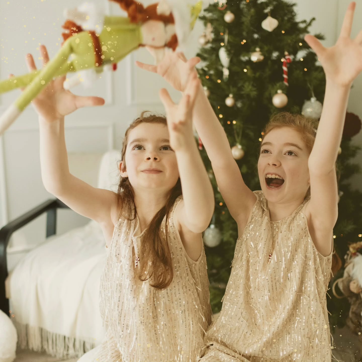 As Festas e o Consumismo
O Que Ensinamos Sobre Dinheiro em Silêncio
Não sendo eu da área da educação financeira, é um tema que me acompanha, sobretudo porque sou mãe.
Mesmo sendo financeiramente independente e vivendo com conforto, questiono-me muitas vezes sobre as escolhas que faço. O que gastamos. O que guardamos. E, acima de tudo, a relação que temos com o dinheiro.
Nesta época, o consumismo visível em todo o lado leva-me sempre a este lugar de reflexão. Porque essa relação com o dinheiro não fica só em nós. Observa-se. Aprende-se. Herda-se!
Quanto é adequado gastar?
Em função de quê?
Do salário, da expectativa, da comparação?
A Noa e a Holi recebem dinheiro, escolhem gastar uma parte e guardar outra. Mais do que números, aprendem que o dinheiro implica escolha e consciência.
Há quem viva com pouco e sinta abundância.
Há quem tenha muito e viva em escassez.
Talvez o valor não esteja no quanto entra, mas na forma como é vivido.
Para mim, este é um tema essencial desde cedo:
o dinheiro vivido com consciência, e não apenas contabilizado.
Não estou a defender um modelo.
Estou a abrir uma conversa.
Que reflexões este tema desperta em ti?
Festas Felizes ✨ 🙏🏻 🎄
Lisa Bompastor
📸 @claudianeto.photography
Nota 1. Este ano perguntei às minhas filhas o que queriam e a resposta foi passar um Natal Feliz em Família... e também umas Calças à Boca de Sino. 🙂
Nota 2. Estava a pensar neste post e fui com elas às compras. Disse a cada uma que tinha 30€ para comprar um presente para a outra. Ficaram felizes e gastaram 15€ cada uma. Não lhes disse mas vou colocar os restantes 15€ num envelope, dizer que é o que sobrou e tenho a certeza que vão automaticamente guardar porque já gastaram metade. 😉
Nota 3. Há 2 anos atrás tivemos uma grande conversa sobre isto, lembro-me de ter espalhado muito dinheiro pelo sofá, falarmos do valor do dinheiro, dos prazeres do momento, da visão do futuro... Foi arriscado na altura porque eu dei a escolher gastarem todo nos próximos dias ou fazermos um plano de investimento! Correu bem! ❤️
#educaçãoconsciente #parentalidadeconsciente #relaçãocomodinheiro #educaçãoemocional #consumismoconsciente