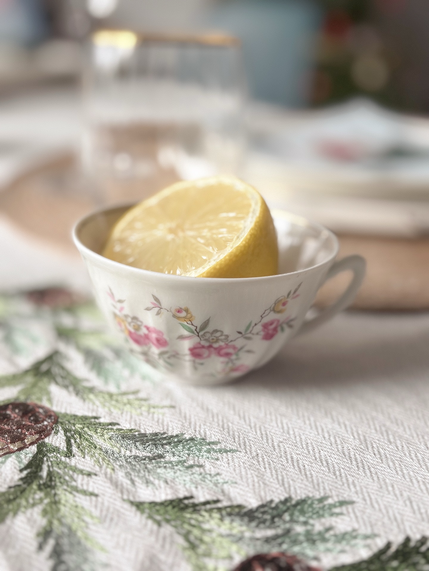 ✨ Ce que la photo ne dit pas…
Le lendemain des fêtes.
Quand tout ralentit un peu.
Quand on remet les choses à leur place, doucement.
Ce petit bout de broderie sur la nappe a été brodé l’année dernière.
J’ai eu beaucoup de plaisir à la ressortir,
à la revoir là, simplement, dans la lumière.
J’aime ces objets qui traversent le temps,
que l’on retrouve au fil des saisons,
et qui racontent sans avoir besoin d’expliquer.
Créer, simplement 🤍
#momentssimples #douceurdesaison
#slowlifecreatif #ateliercreatif
#creeravecsesmains