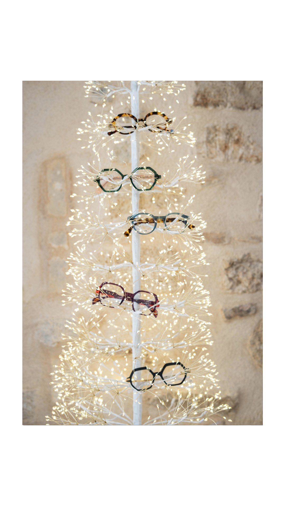 🎄 Ce soir, c’est Noël.
L’heure des cadeaux, du foie gras…
…et des pulls moches fièrement assumés ! 😄
Aujourd’hui, on voulait simplement vous dire un grand MERCI 💙
Merci pour votre confiance, vos visites, vos sourires.
On vous souhaite un Noël rempli de bonheur, de chocolat…
…et de lunettes qui brillent encore plus que le sapin ! ✨👓
Joyeuses fêtes à tous ! 🎁