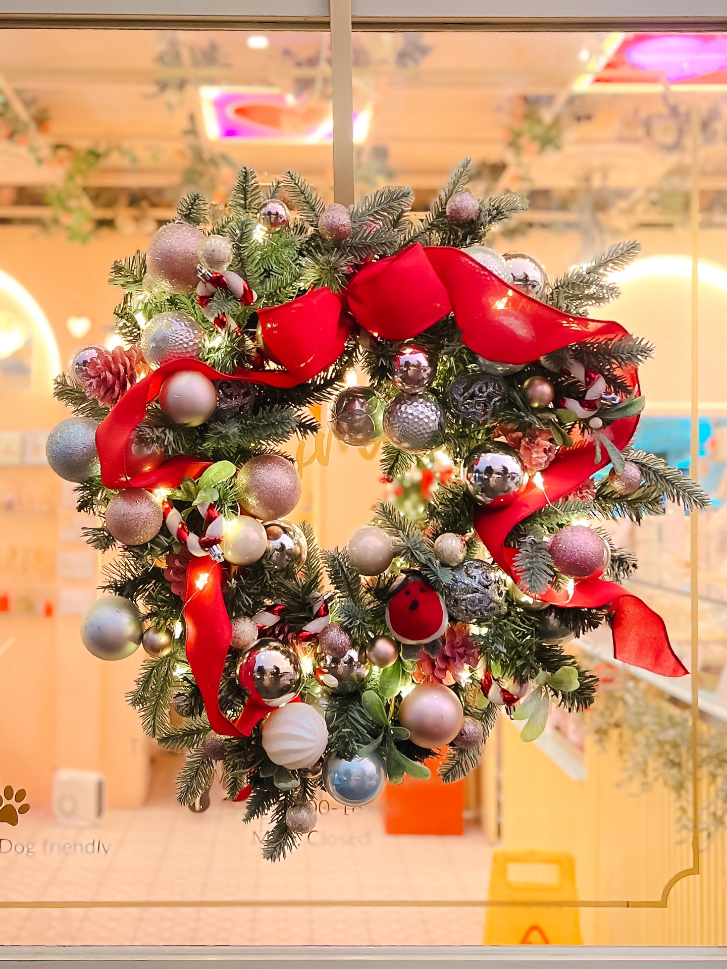 Nadolig Llawen i chi gyd/ Merry Christmas to you all!
However you spend your Christmas we wish you good times, laughter, peace, and a tasty dessert for after of course 🥂🥰
Thank you all for your support this year, we are taking some time off to recharge so the shop will be closed the rest of this week. We will be ready and raring to go Monday 29th December so come and join us for some post Christmas brunch in preparation for the new year 🥳🎆
Diolch o galon,
Tîm Let Them See Cake