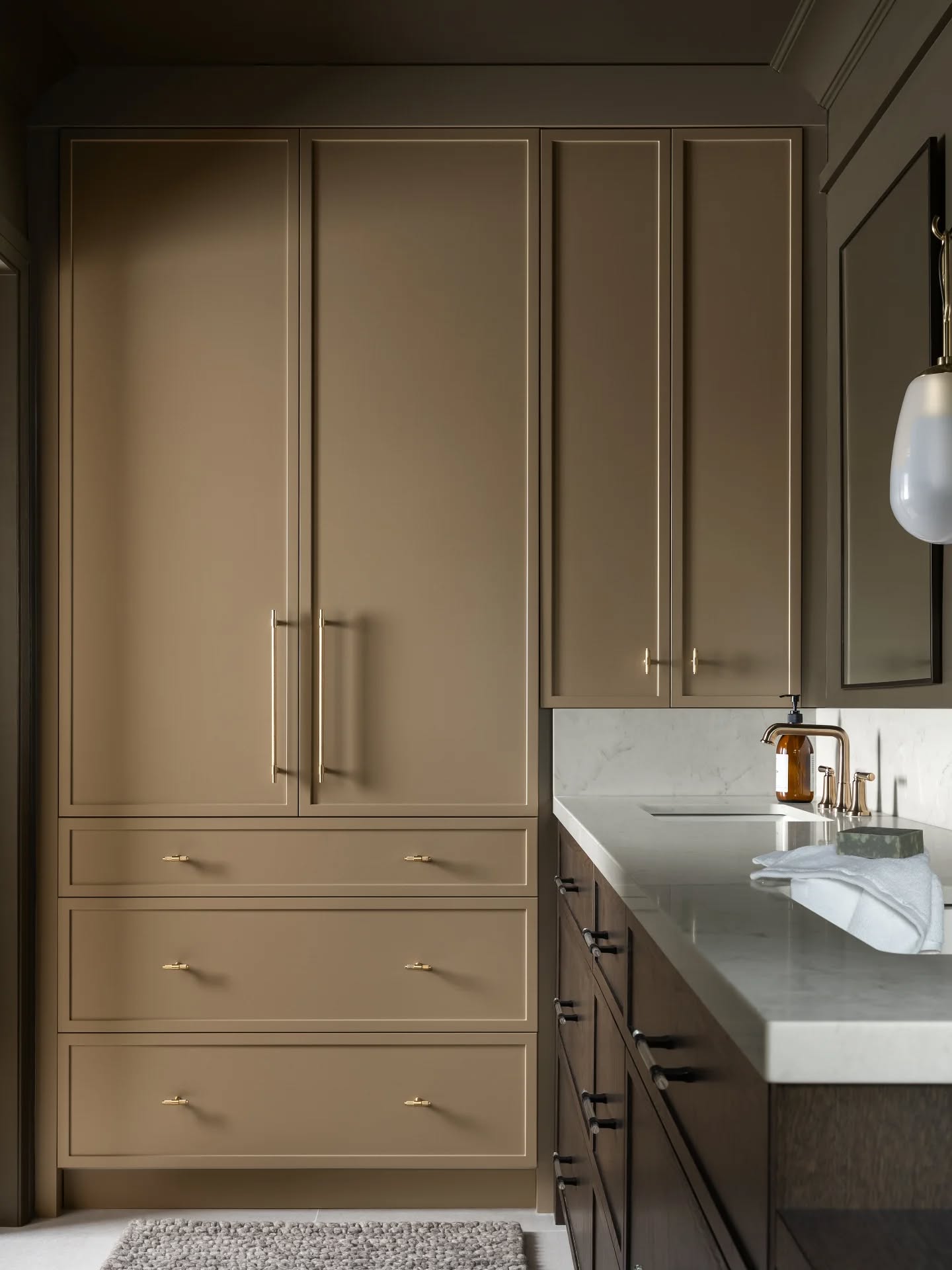 Bathrooms may be compact, but thoughtfully designed storage makes a lasting impact. Custom millwork introduces a level of refinement, where tailored drawers, discreet compartments, and seamless finishes keep daily essentials elegantly concealed, allowing the space to feel calm, intentional, and effortlessly uncluttered.
Design: @hallhudustudio
Photography: @arasimaging
📱(519) 722-3708
✉️ info@hallhudu.com
🌐www.hallhudu.com