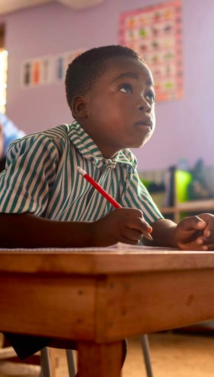 About us/ Zusammen für Ghana e.V.
Gemeinsam mit unserem ghanaischen Partnerverein „Kinder Zentrum International“ bauen und betreiben wir eine Schule in Hobor.
Unsere Vision: Gleiche Bildungschancen für alle Kinder.
DAS SIND WIR
www.zusammenfuerghana.de
schuleghana@gmail.com
Shot and Edit: @julius.meyerhoff & @polinafertich