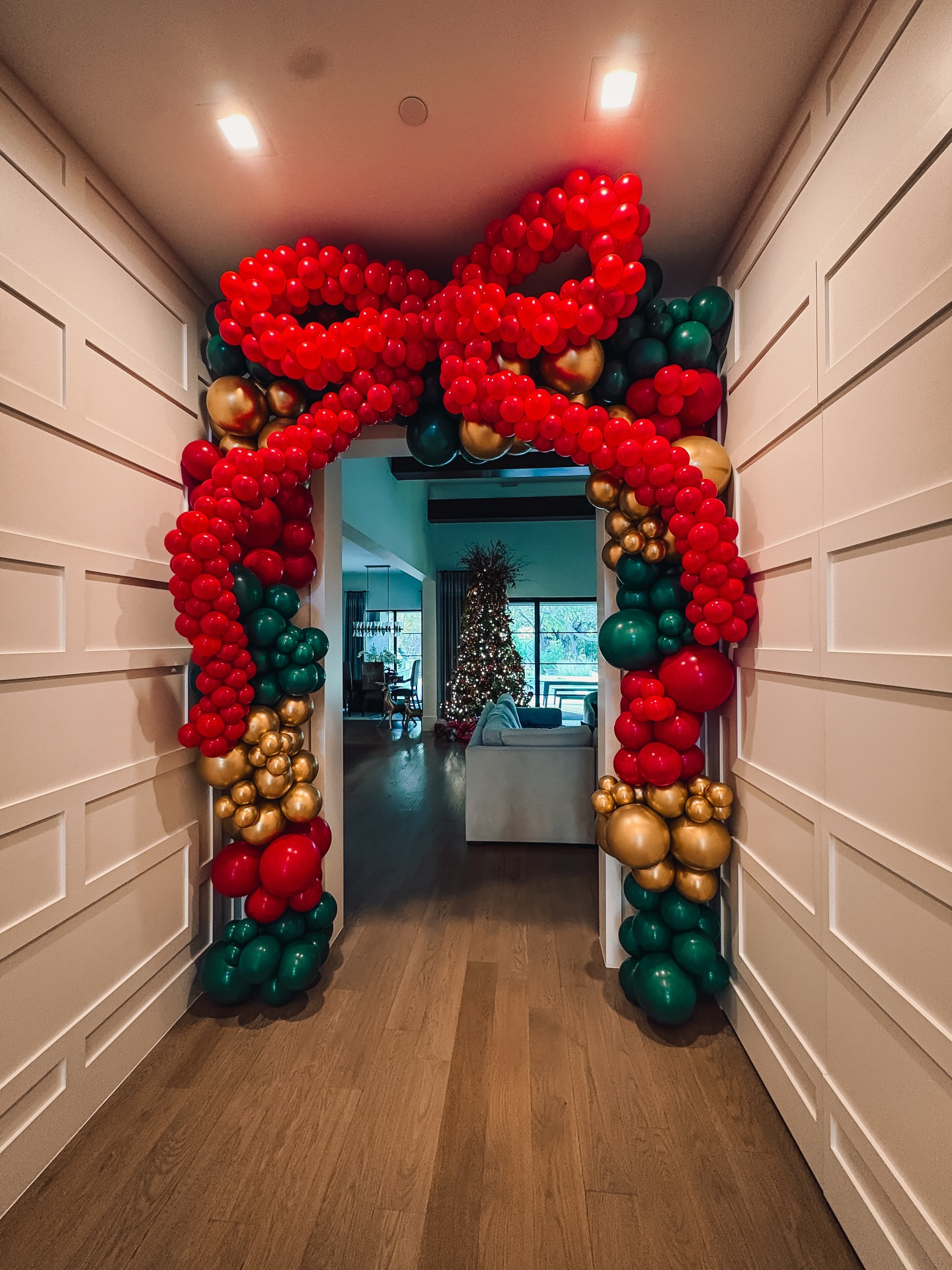 Elegance, Class, and Christmas Spirit π
Honored to decorate for @brookehendry2 again, her beautiful space makes our job easy peasy!
THAT BOW!!