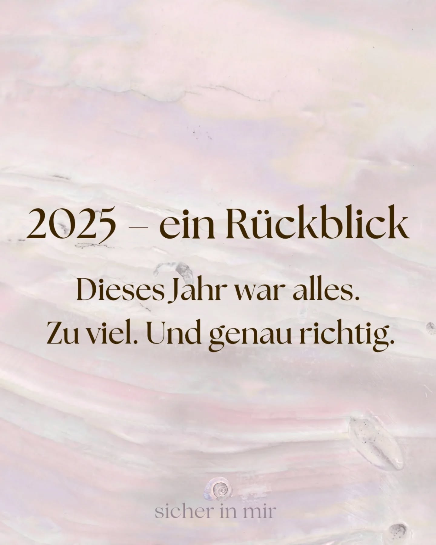 Dieses Jahr hat mich bis an meine Grenzen geführt.
Und darüber hinaus.
Es hat mir Dinge genommen,
die sich sicher angefühlt haben.
Und mir etwas gegeben,
das ich so noch nie gespürt habe:
Sicherheit in mir.
Ich habe gelernt,
dass Loslassen nicht leicht ist.
Aber ehrlich.
Und dass Hingabe nicht bedeutet, aufzugeben –
sondern sich dem Leben zu öffnen,
auch wenn man den nächsten Schritt noch nicht sehen kann.
2025 war laut.
Und leise.
Hart.
Und tragend.
Ich gehe aus diesem Jahr nicht unversehrt.
Aber aufrechter.
Verbunden mit mir.
Unabhängiger als je zuvor.
Danke, 2025.
Für alles, was mich daran erinnert hat,
wer ich bin.
Carola
SICHER.IN.MIR
EMBODIMENT
TRAUMASENSIBEL
NERVENSYSTEMARBEIT