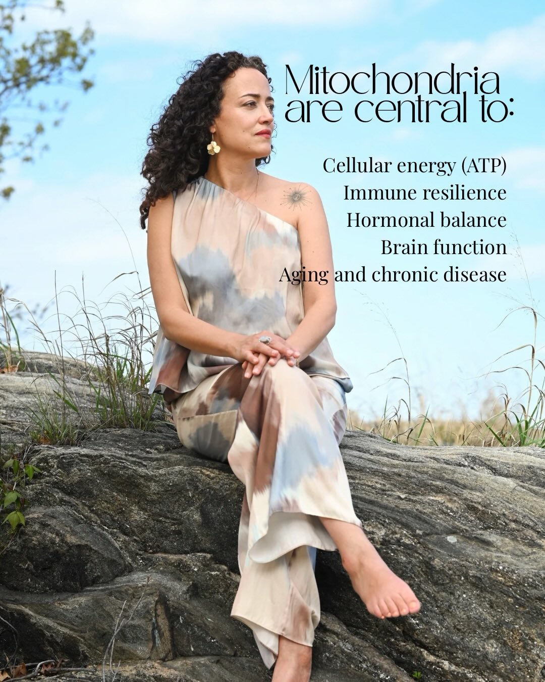 Keeping a steady rhythm in how we eat, move, and sleep—without overdoing it—is essential for protecting and nourishing the Yuan Qi of the body.
Yuan Qi (Original Qi) is the body’s deepest life force. It drives growth, development, metabolism, resilience, and the ability of all organs to function. It determines constitutional strength, recovery capacity, fertility, and longevity. Yuan Qi must be protected and gently supported, as it is not easily replenished once depleted.
Mitochondrial health benefits from the príncipes of TCM. In fact, I see Yuan Qi as very similar to the mitochondria (through the lens of western medicine). Same concept, different language.
The mitochondria evolved from light and yang qi. Warmth is deeply nourishing for Yuan Qi. Sunlight, moxibustion, and long-wave red light therapy gently support circulation, metabolism, and the body’s capacity to repair and restore itself.
Let bright light meet the face, hands, and feet daily. Ask your practitioner how to use moxa. Choose fermented foods, and favor cooked, warm meals that are easy to digest. Move according to your healthy and where you are in your cycle. ♥️
I also love red light therapy and have seen excellent clinical results when it is used over the navel, the feet, abdomen and the forehead.
I often apply it to areas that feel inflamed, tense, or stagnant, allowing movement and warmth to return where the body.
#örtriket #yuanqi #traditionalkinesemedicine #tcmwisdom #holistichealth #healingwithherbs #nourishfromwithin #circadianhealth #moxibustion #redlighttherapy #rootedhealth #örtriketse