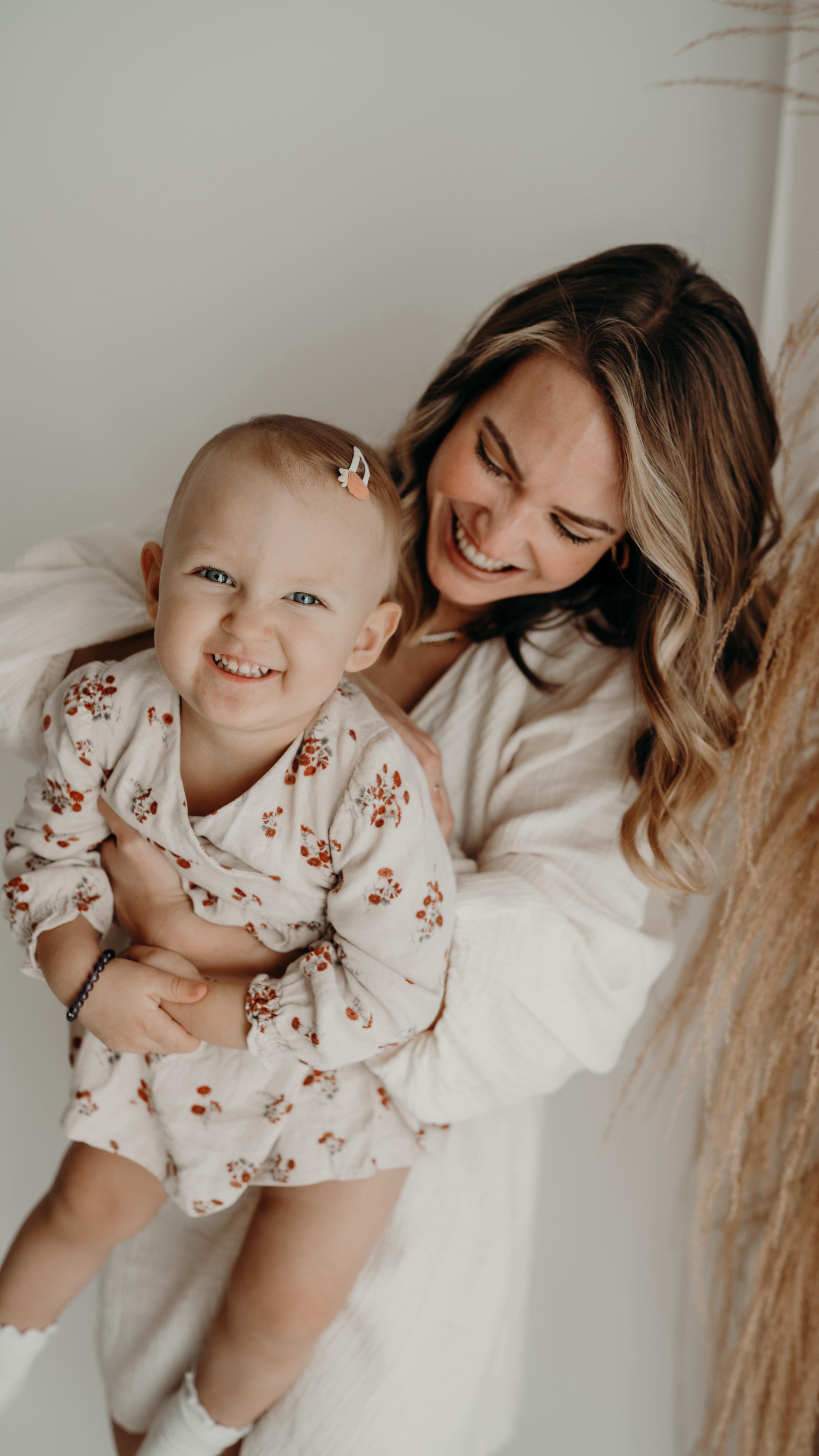 Manchmal halte ich inne
und mir wird bewusst, was für ein unfassbares Privileg es ist,
dass wir heute Erinnerungen so bewusst festhalten dürfen.
Nicht nur Schnappschüsse.
Sondern echte Nähe. Berührung. Verbindung.
Unsere Kinder wachsen in dieser Zeit nur einmal auf.
Und wir sind es, die heute in der Hand haben,
welche Erinnerungen sie später in ihrem Herzen tragen.
Nicht perfekt.
Nicht geschniegelt.
Sondern echt.
So, wie wir sie gehalten haben.
So, wie wir sie angesehen haben.
So, wie sie sich bei uns sicher gefühlt haben.
Ich glaube tief daran:
Erinnerungen sind kein Luxus.
Sie sind Verantwortung, Liebe und Fürsorge
für die Frau, die wir heute sind
und für das Kind, das sich später erinnern wird.
Wenn du spürst, dass du genau diese Verbindung festhalten möchtest
für dich, für euch, für später
dann melde dich so gern bei mir.
Ich begleite dich mit Ruhe, Tiefe und ganz viel Gefühl.
Damit dein Kind sich eines Tages erinnern kann.
Folge mir für deine Erinnerungen
@soulmom.era
@soulmom.era
@soulmom.era
SEO | Mama Kind Shooting, Mama Tochter Bilder, Motherhood Photographie, Bilder voller Verbindung und Liebe