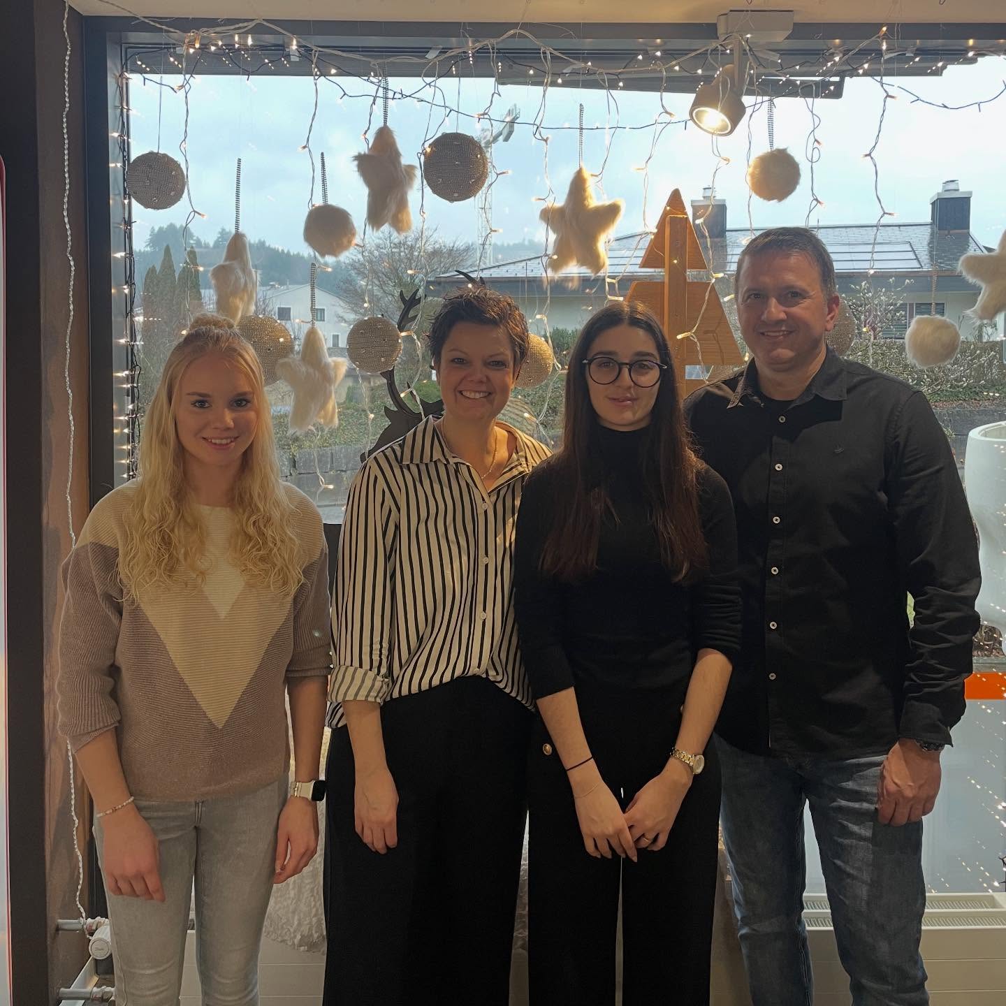 Geschätzte Kunden, wir wünschen euch viele schöne Momente mit der Familie und Freunden. Alles, alles liebe und und ganz schöne Weihnachten, euer coiffure bösiger Team🎄🎅
#merrychristmas #team