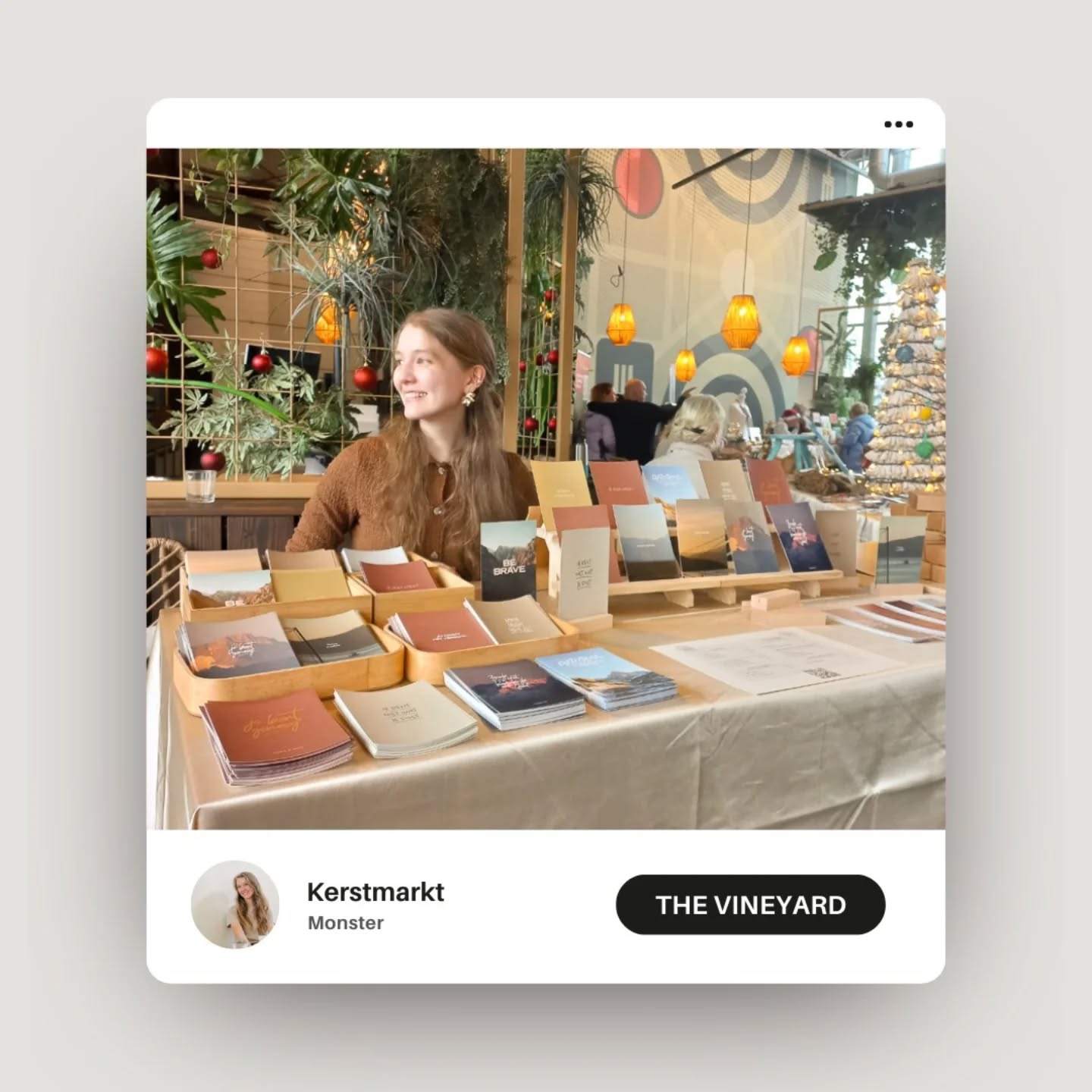 Kerstmarkt ✨️
Afgelopen zaterdag verkocht ik mijn kaarten bij The Vineyard 💌
Wat me het meest bijblijft, zijn de gesprekken bij mijn kraampje.
Mensen vertelden aan wie ze de kaartjes wilden geven: een buurvrouw, een zoon, of gewoon aan zichzelf voor in de woonkamer.
Dát deed me extra beseffen: dit is waarom ik deze kaarten maak!
De gesprekken over ‘vertraag je snelheid’ waren mijn favoriet: Een korte zin, maar eentje die zichtbaar iets losmaakte. soms confronterend, soms ontzettend herkenbaar.
Ook je eigen kaartenset samenstellen?
👉 Stuur me een DM en ik vertel je meer!
#kaarten #grafischontwerp #ontwerp #kerst