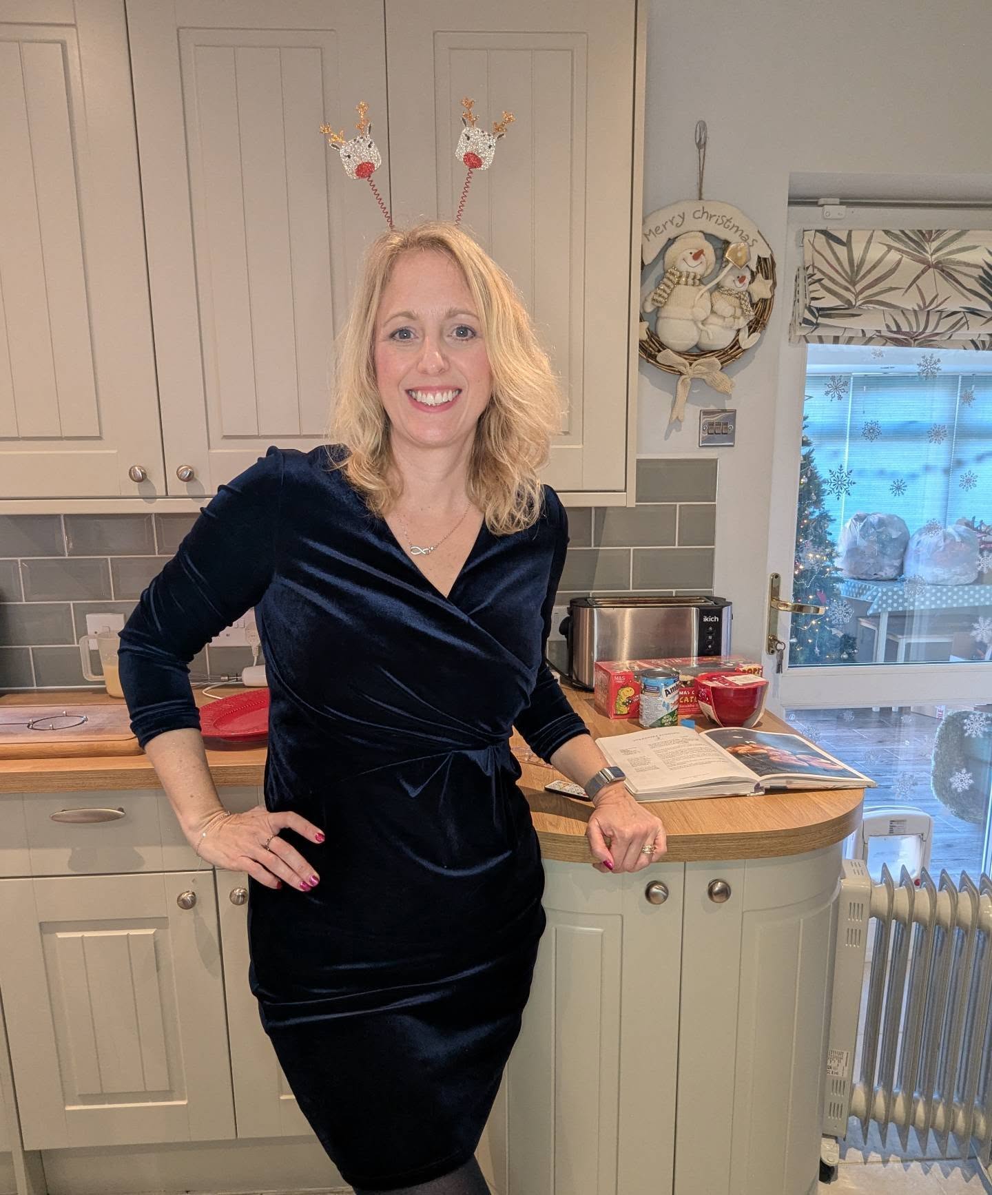 Happy Christmas all ✨
I like to get a bit dressed up on Christmas day, but it doesn't have to be new! This dress is over 10 years old now and still feels fabulous.
Hope your day has been filled with love, family and food 😋