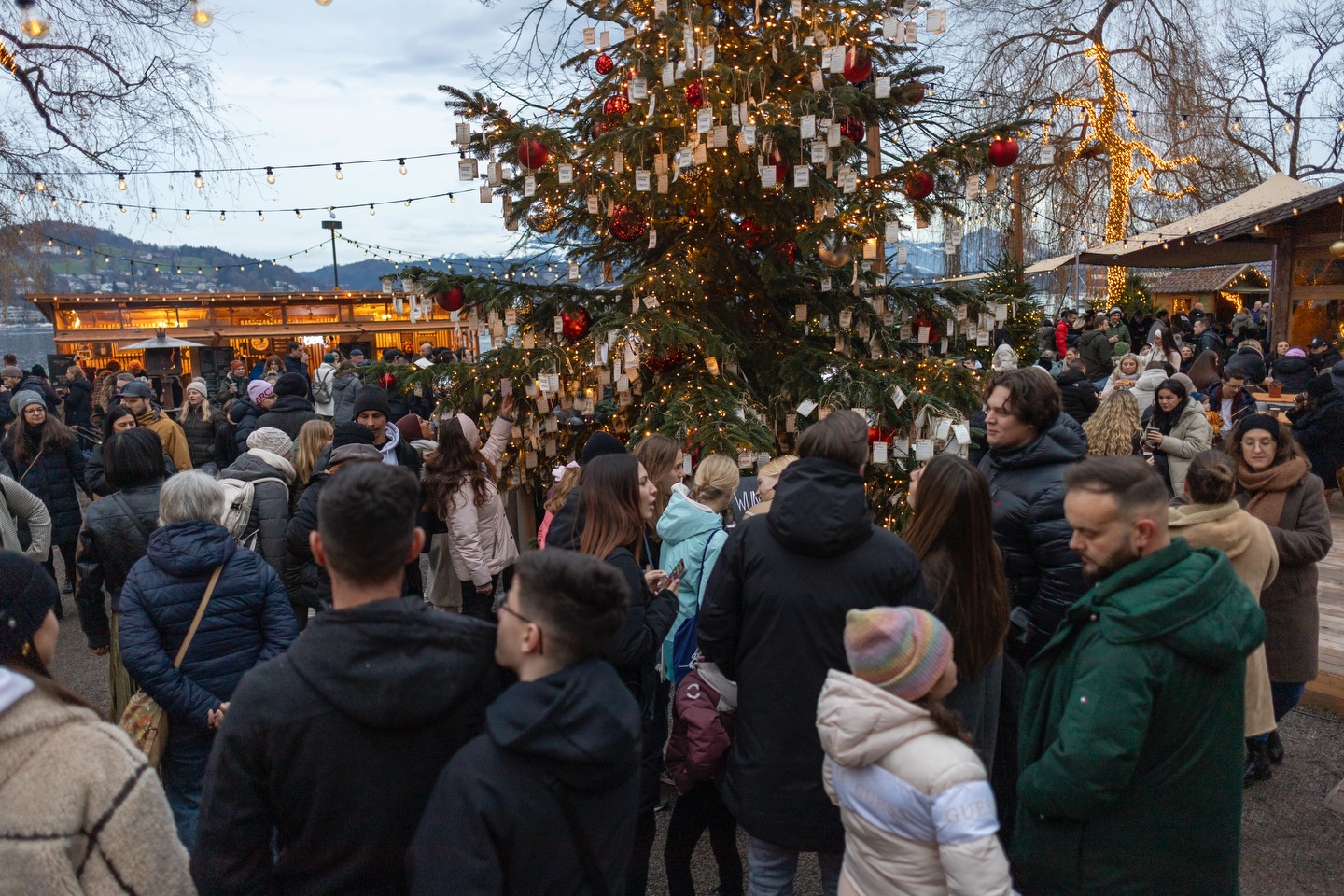 Mit leuchtenden Herzen blicken wir auf eine wundervolle Zeit voller Begegnungen, Lichter und unvergesslicher Momente zurück. Ein grosses Dankeschön an alle, die diesen Winter mit uns geteilt haben – ob als Besucher:in, Aussteller:in, Künstler:in oder Teil unseres Teams. Ihr habt Rudolfs Weihnacht wieder zu einem besonderen Ort gemacht – mitten in Luzern, aber vor allem mitten im Herzen. 💛
Wir wünschen euch von Herzen frohe Festtage, gemütliche Stunden mit euren Liebsten und viele kleine Momente voller Wärme, Lachen und Licht.
Euer Rudolfs-Team 🎄
#rudolfsweihnacht #luzern #weihnachteninluzern #weihnachtsmarkt #danke