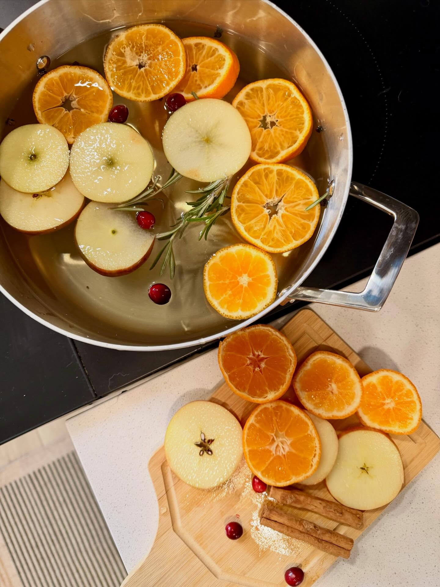 Nothing says cozy like a house that smells like Christmas ❄️🎄
✨ Simmer Pot Recipe ✨
• 2 apples, sliced
• 2 oranges, sliced
• 2 cinnamon sticks
• Small handful of cranberries
• 1 sprig of rosemary
• Dash of vanilla extract
• ½ tbsp peppercorns
Add everything to a pot, cover with water, and let it gently simmer on low. Refill water as needed and enjoy the coziest vibes ❄️🍎🍊
#christmas #simmerpot #holidayhome #cleanliving #holisticliving