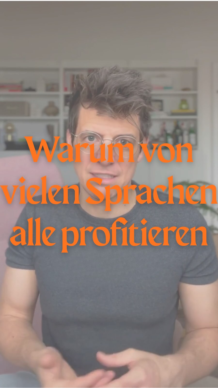 🌍 Warum profitieren alle Kinder davon, wenn möglichst viele Sprachen im Unterricht einbezogen werden?
Viele denken ja, dass vor allem mehrsprachige Kinder davon profitieren, wenn Sprachen im Unterricht einbezogen werden, einsprachige eher weniger. Doch eine aktuelle Studie aus dem Deutschunterricht der Volksschule zeigt: Das stimmt nicht.
🏫 Was wurde gemacht?
Über 6 Monate wurden in 3. und 4. Klassen im Deutschunterricht gezielt Sprachvergleiche gemacht, zwischen Deutsch, Englisch (als Fremdsprache) und den mitgebrachten Sprachen der Kinder.
🧠 Ziel war: Das Sprachbewusstsein fördern. Das ist die Fähigkeit, Sprache zu reflektieren und zu analysieren. Denn das stärkt Lesen, Schreiben und Sprechen.
✨ Was hat sich gezeigt?
• Einsprachige Kinder profitierten besonders stark: ihr Sprachbewusstsein wuchs deutlich. 🚀
• Mehrsprachige Kinder waren zwar oft schon weiter, aber auch sie machten Fortschritte. 🌱
• Alle waren auch noch 6 Monate später besser: der Effekt hält also an! 🕒
❗️Warum ist das wichtig?
Weil solche Studien belegen: Sprachlich integrativer Unterricht nutzt allen, egal, ob ein- oder mehrsprachig. Besonders einsprachige Kinder profitieren bei der Förderung ihres Sprachbewusstseins.
Wie seht ihr das?
➡️ Wie berücksichtigt ihr Sprachen im Unterricht?
➡️ Wie bindet ihr das ein?
➡️ Welche Erfahrungen habt ihr gemacht?
Lasst mir gerne einen Kommentar da! ⬇️
#Sprachförderung #Mehrsprachigkeit #Deutschunterricht #Grundschule #Sprachbewusstsein #Inklusion #Lehrerleben #Bildungsforschung #Sprachvielfalt #Chancengerechtigkeit
Quelle:
Wildemann, A., & Bien-Miller, L. (2022). Warum lebensweltlich deutschsprachige Schülerinnen und Schüler von einem sprachenintegrativen Deutschunterricht profitieren – empirische Erkenntnisse. Zeitschrift Für Grundschulforschung, 15(1), 151–167. https://doi.org/10.1007/s42278-021-00133-8