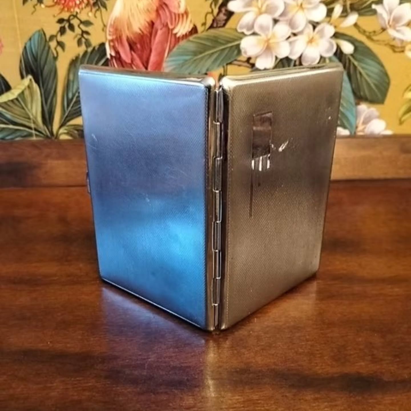 https://www.objetdart-stuff.co.uk/product-page/vintage-art-deco-silvered-cigar-case-or-card-case-with-guilt-interior