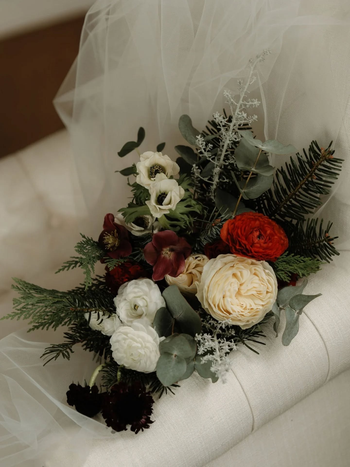 💐 Le bouquet de mariée : bien plus qu’un simple accessoire
Porté à l’entrée de la cérémonie, serré pendant les émotions, présent sur toutes les photos…
Le bouquet de mariée vous accompagne du premier au dernier instant.
🌸 Il reflète votre personnalité, votre style, l’ambiance de votre mariage.
Romantique, champêtre, moderne, coloré ou minimaliste : il raconte votre histoire.
✨ Pensé en harmonie avec votre robe, la décoration et la saison,
le bouquet apporte la touche finale qui lie l’ensemble.
💡 Et parce qu’il est unique, il mérite d’être imaginé sur mesure,
avec des fleurs choisies pour leur beauté… mais aussi pour leur symbolique.
🤍 Le bouquet de mariée, ce n’est pas juste un détail.
C’est votre signature florale.
Lieu de réception : @lajaverniere
couple: @laure_et_loic
Wedding planner et officiante: @idyle_weddingplanner
Assistant wedding planner : amelieglhd
Décoration, vaisselle et mobilier : @labricole_
Photographe : @camillel_photo
fleuriste : @m_fleurirlinstant_events
Pâtissière: @kika_andco
Costume : @blandinetdelloye
Robe : @laurencreations
Coiffeuse: @elodiecottancin.coiffure
maquilleuse: @cecile_teyssier_makeupartist
cadeaux invités: @chocolatier_plassard
Alliances et bijoux: @lachambreblanche
papeterie: @aujourdhuicest
backdrop et signalétique : @lepetitmacatia
Vidéaste : @photoalmanarre_love
Blog : lasoeurdelamariee
#BouquetDeMariee #FleursDeMariage #MariageFrance #FleuristeMariage #WeddingDetails