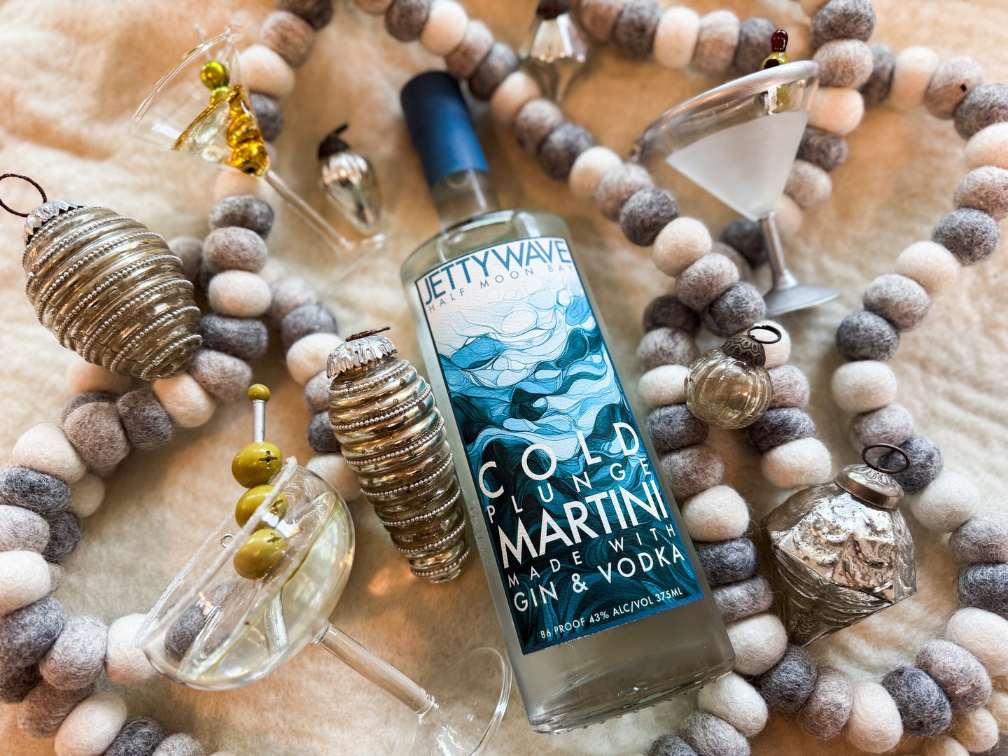 Even the Cold Plunge Martini is feeling festive, there’s still time to deck the halls! Haven’t got the right gift yet? You’re in luck, The Slab Bar is open Monday & Tuesday, 12–6 PM for last-minute gifting at Jettywave.
#giftgiving #coldplungemartini #readytopour #readytodrink #jettywave #jettywavehmb #halfmoonbay