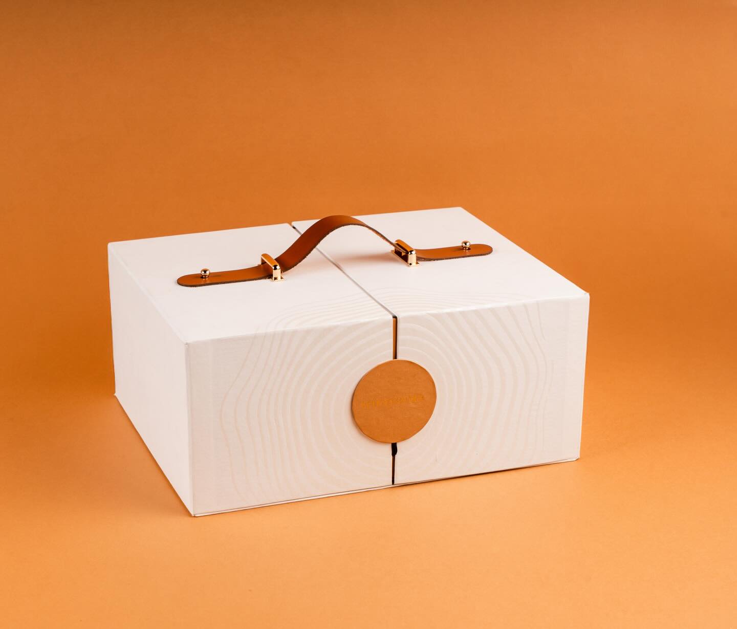 “Echoes of Her — a celebration of feminine beauty and its lasting impact.
Every detail crafted with intention, from genuine leather handles to thoughtfully curated essentials inside. Because her beauty doesn’t fade… it resonates.”.
.
A project by: @flarepr
Client: @sol.theclinic @dr.reemnouman
Design and production: @whiteyard.co
Photography: @minaashraf_photography
.
Giveaways:
Reed diffuser: @kenshocare
Notebook: @thewriteconcept
Tea: @teafarerteas.eg