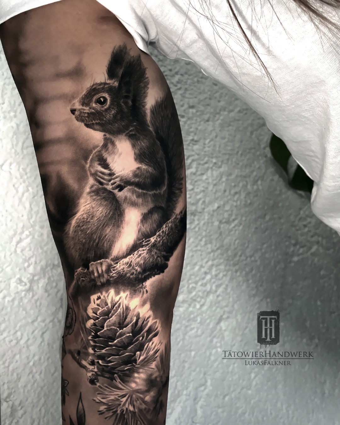 Squirrel aka "Oachkatzl" 🐿️
Completely healed vs. fresh ✌️
#tattoo #squirrel #realism #blackandgreytattoo
