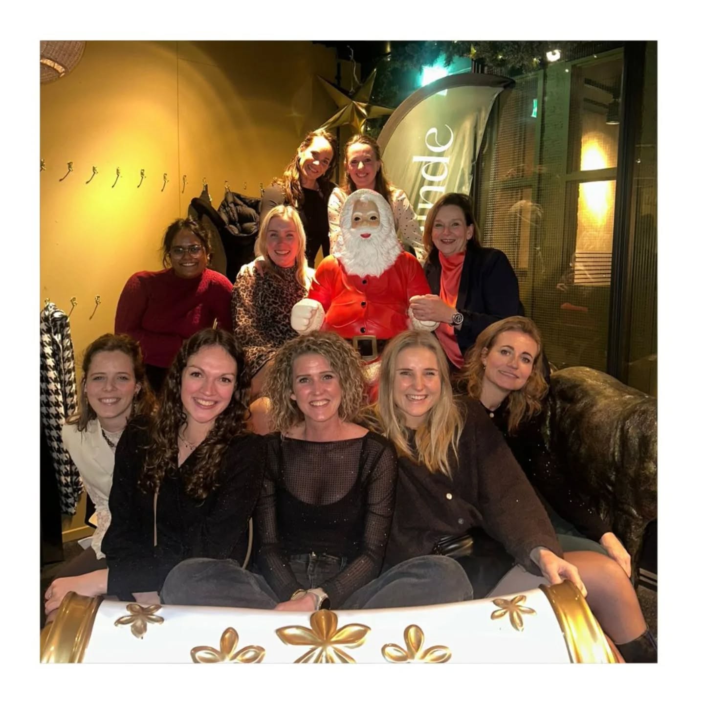 🖤 FIJNE FEESTDAGEN 🖤
Wij wensen jullie namens ons allemaal hele fijne en liefdevolle feestdagen! 🎄 Geniet van het samen zijn en de kleine geluksmomentjes, wie weet de eerste kerst met (opnieuw) een kleintje of de laatste kerst zonder! 🥰✨
Er staan nog een aantal dames voor deze maand om te bevallen, dus wie weet wordt er nog een kerstkindje geboren 👶🏻 Wij hebben er in elk geval zin in!! 😍 Ook al zouden we het ook snappen als de ouders en kleintjes deze koude dagen even overslaan 😉🥶
Wij staan met de feestdagen allemaal voor jullie paraat! 🎅🏼 Afgelopen nacht was Fem aan de beurt, vandaag nemen Shareen en Daan het stokje over 💪🏼 Tweede Kerstdag zijn het Francis en Sanne die aan de slag mogen ☺️ Kim is deze kerst heerlijk aan het genieten in Oostenrijk, maar staat te popelen om het nieuwe jaar knallend in te luiden met een leuke bevalling tijdens de jaarwisseling!!🧨
Onze lieve assistentes Elianne en Ilse staan tussen de feestdagen en vanaf het nieuwe jaar natuurlijk ook weer voor jullie klaar ❤️
Ook tijdens de feestdagen zijn wij altijd bereikbaar, dus laat het ons vooral weten indien nodig! 📞 Geniet vooral van en met elkaar en tot snel 🥰
Liefs,
team ZOË