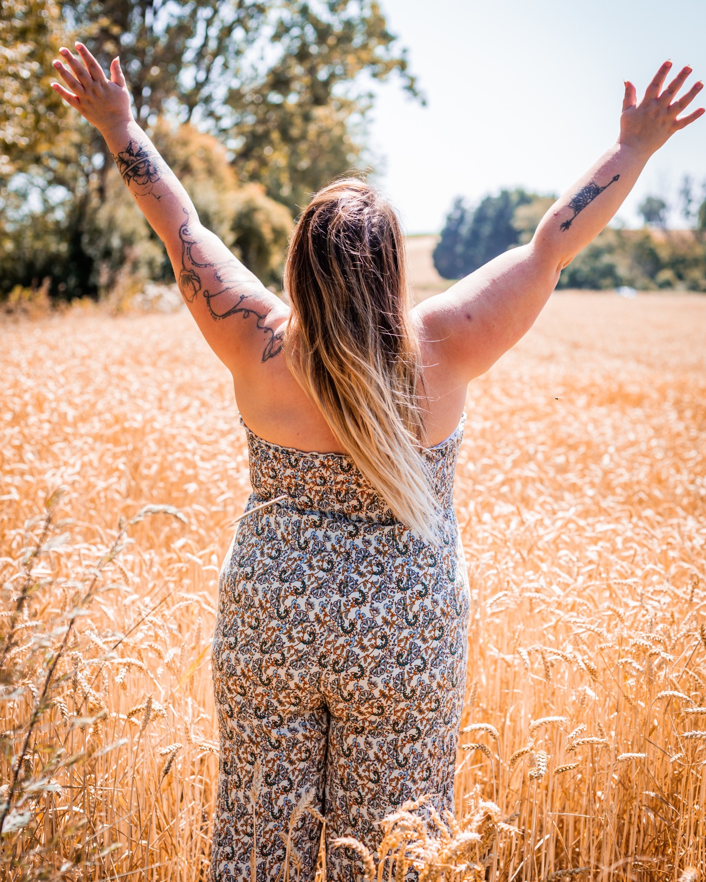 J'ai mis 5 ans à oser changer de titre sur mon profil.
Pendant 15 ans, j'ai été "La DA". (Directrice artistique)
Celle qui crée, celle qui dessine, celle qui donne une forme aux rêves des autres.
C'était ma sécurité, ma zone de génie, mon étiquette.
Et pourtant, à l'intérieur, ça criait "autre chose" depuis 2020.
J'ai résisté. Oh, j'ai lutté !
J'ai vendu mon festival, j'ai écrit un livre, j'ai lancé le Cercle... mais je m'accrochais encore à mes vieux outils par peur de l'invisible.
Parce que vendre "du beau", c'est facile.
Vendre de la "stratégie", c'est vertigineux.
Aujourd'hui, je sors du silence sur ce chemin tortueux.
Je viens de publier un article très personnel sur le blog :
📖 Le Pivot : Pourquoi changer de direction n'est pas un échec, mais un acte de leadership.
J'y raconte :
✅ Ma mutation lente (et parfois douloureuse) de DA à Mentore d'affaires
✅ Pourquoi j'ai failli redevenir étudiante en psy (véridique !).
✅ Et surtout, comment savoir si votre propre envie de tout plaquer est une fuite ou le signe d'une Renaissance nécessaire.
Si vous vous sentez "à l'étroit" dans votre propre business aujourd'hui, cet article est pour vous.
👇 Lisez l'histoire complète :
Lien en bio ou dans le premier commentaire
Le pivot, c'est le moment où l'on décide enfin de devenir la femme que l'on est vraiment, et plus celle que l'on a été.
Hâte de lire vos réflexions en commentaires sous l'article.
Caroline
Photo @babouchkatelier