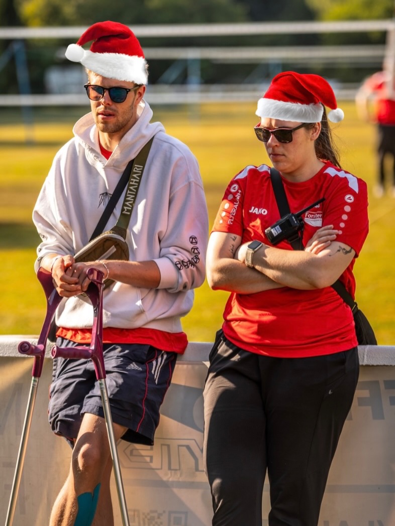 Liebe Freunde und Familie,
Liebe Volleympicsler,
Liebe ORGs und Helfer,
wir wünschen allen ein angenehmes und schönes Weihnachtsfest. Genießt die Tage mit euren Liebsten und schlagt euch den Bauch voll, denn bis zu Volleympics brauchen wir euch in Topform!!!
Euer ORG-Team🎅🏻🤍