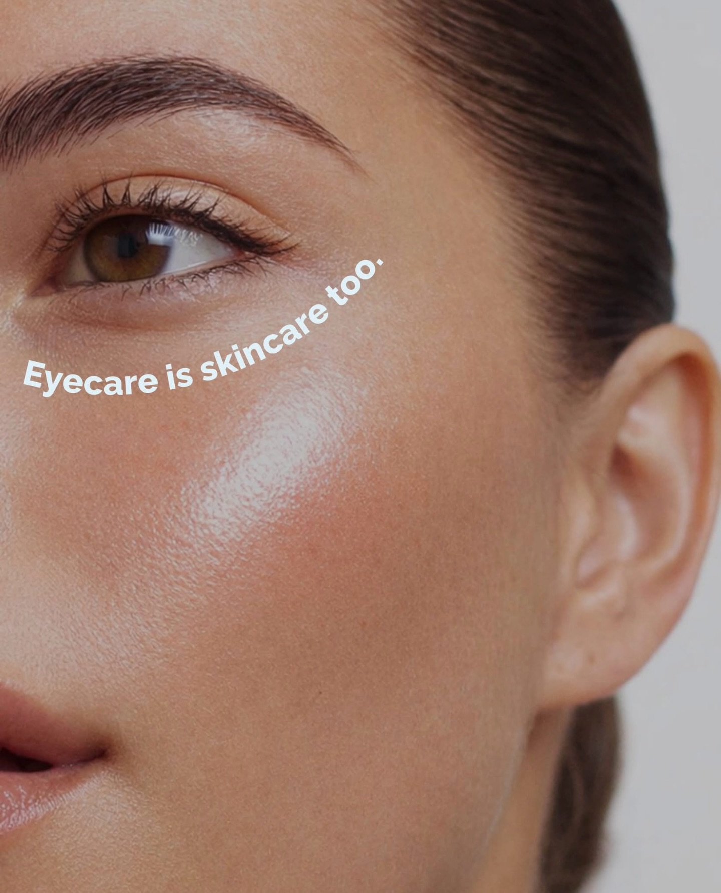 Eyecare is Skincare too 👁️✨
Während wir unsere Haut täglich mit Cremes, Seren und Masken pflegen, wird ein Bereich oft komplett außer Acht gelassen: die Augenpartie. Dabei ist die Haut rund um die Augen besonders dünn, empfindlich und anfällig für Trockenheit, Fältchen und Stresszeichen.
Wer Hautpflege ernst nimmt, sollte die Augenpflege nicht überspringen. Denn nur mit gezielter Pflege bleibt die Augenpartie glatt, frisch und strahlend Tag für Tag. 💙
👉 Die Augenpartie ist kein Extra, sondern ein Must-have in jeder Pflegeroutine.
#Augenpflege #schrammek #hautpflege #skincare #skincaretips #hautpflegetipps