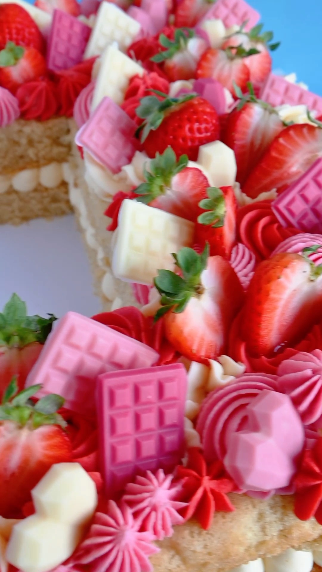 Pretty in pink 🎀❤️🍓
A sweet little cake for the sweetest little girl turning one!
#FullFatBaking #1stBirthday #NumberOneCake #PinkCake #BerriesAndChocolate #CustomCakesCyprus #paphoscakes