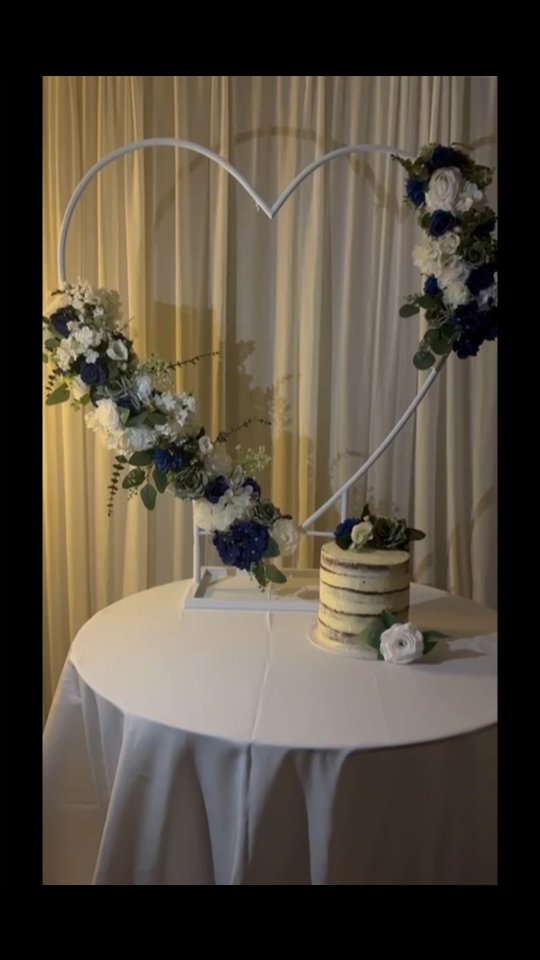 Wedding cake table decoration 😍 #weddingcake #flowerarrangments #weddingflowers #eventstylist