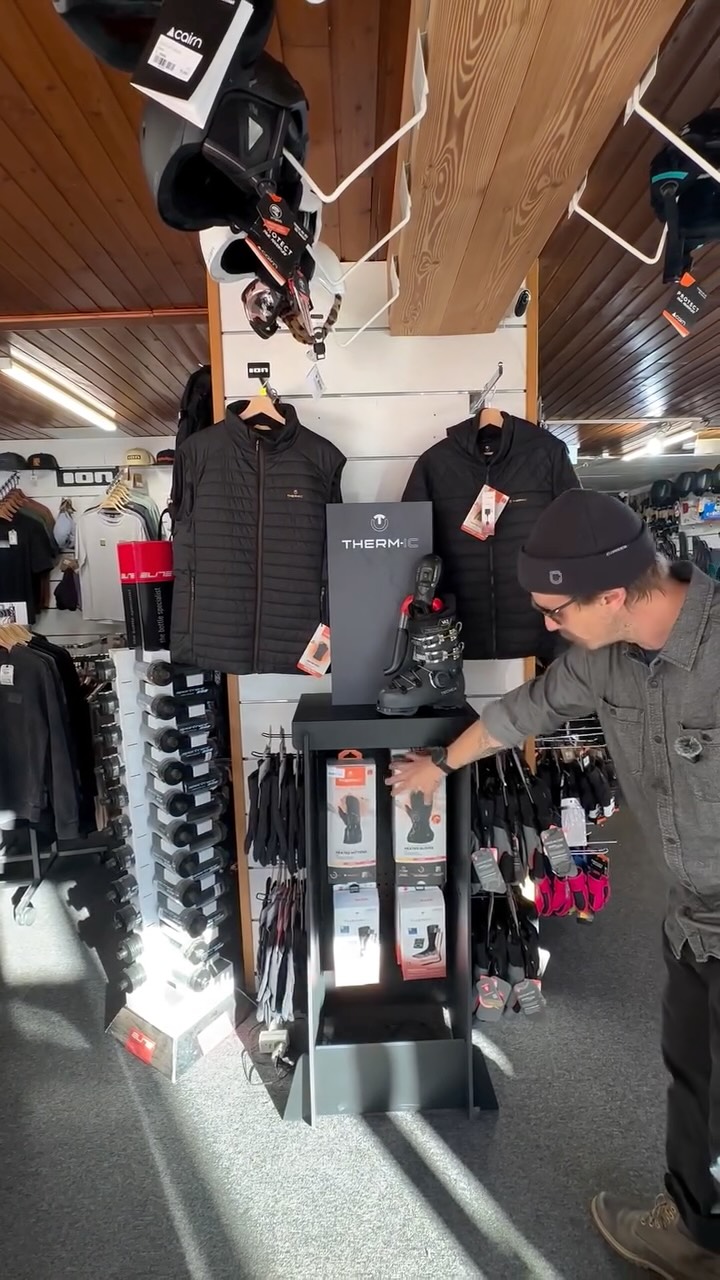 On vous présente le magasin de Chantemerle en mode hiver ! ❄️
Ambiance hivernale, nouveautés de la saison, équipements, accessoires… plongez avec nous dans l’univers Sportrent Chantemerle 🎿
C’est le moment parfait pour venir trouver vos derniers cadeaux de Noël et faire plaisir à coup sûr 🎁
👉 Partie 1… la suite arrive très vite !
#Sportrent #Chantemerle #NoëlÀLaMontagne #CadeauxDeNoël #SerreChevalier