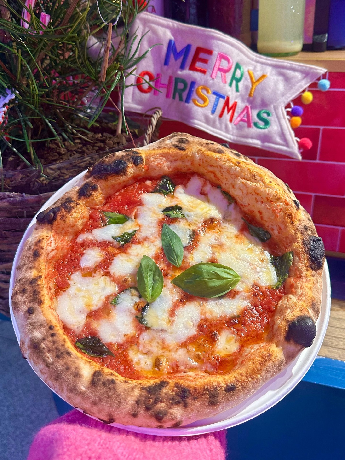🎄We wish for a world where everyone has a warm table, good food to share, and people to laugh with.
May no one go hungry, may hearts be full, and may happiness be as simple as sharing a pizza together.
Merry Christmas, with love from Daccapo Pizzeria ❤️🍕
#daccapopizzerialondon #pizza #neapolitanpizza