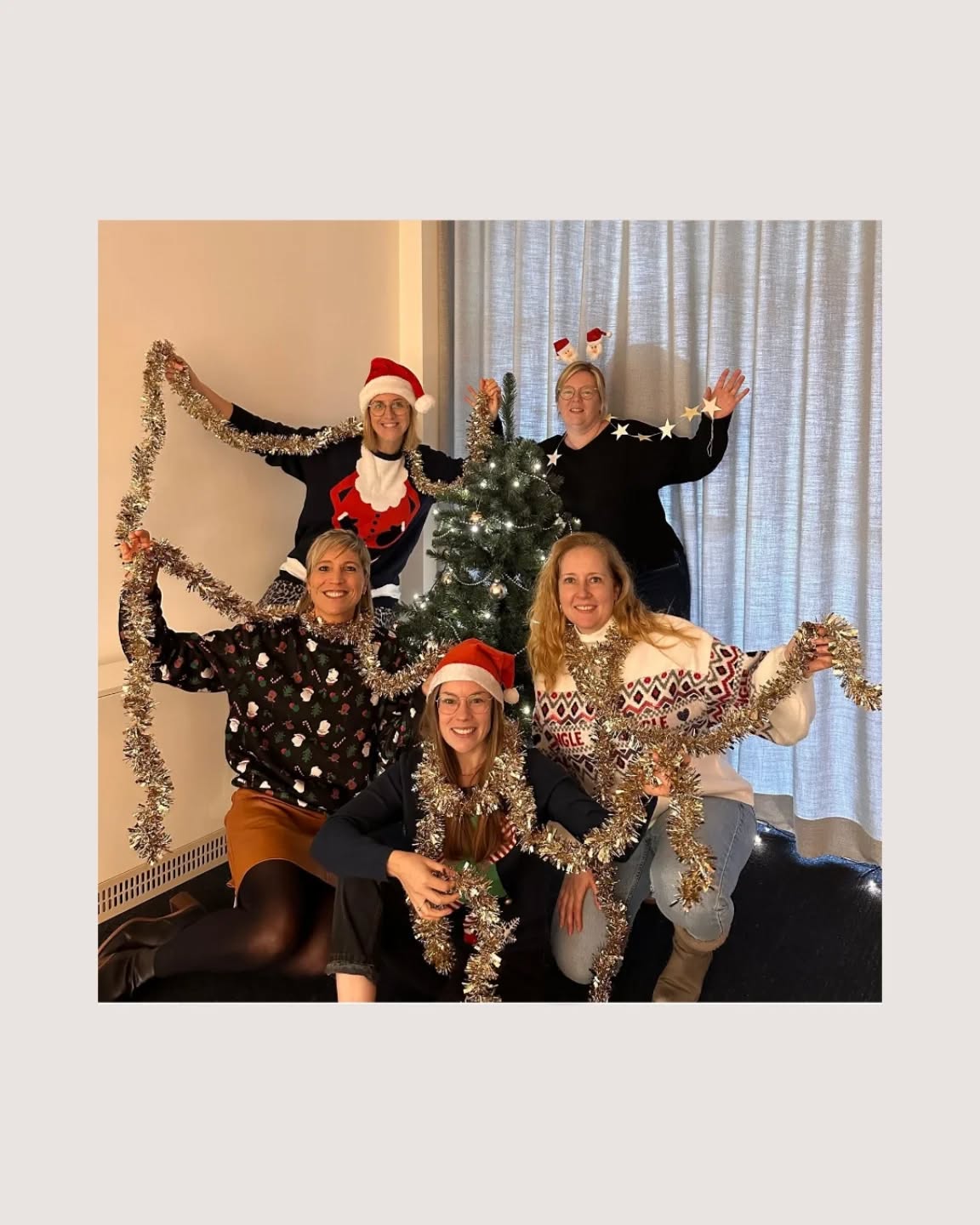 Kerst is een tijd van nieuw leven, hoop en verbondenheid 🤍
Dankjewel om ons toe te laten deel uit te maken van jullie verhaal.
We wensen jullie warme feestdagen, gevuld met liefde, rust en heel veel kleine wondertjes ✨👶🎄
Veel liefs, vroedvrouwenpraktijk De Ronding 🫶🏻
#merrychristmas