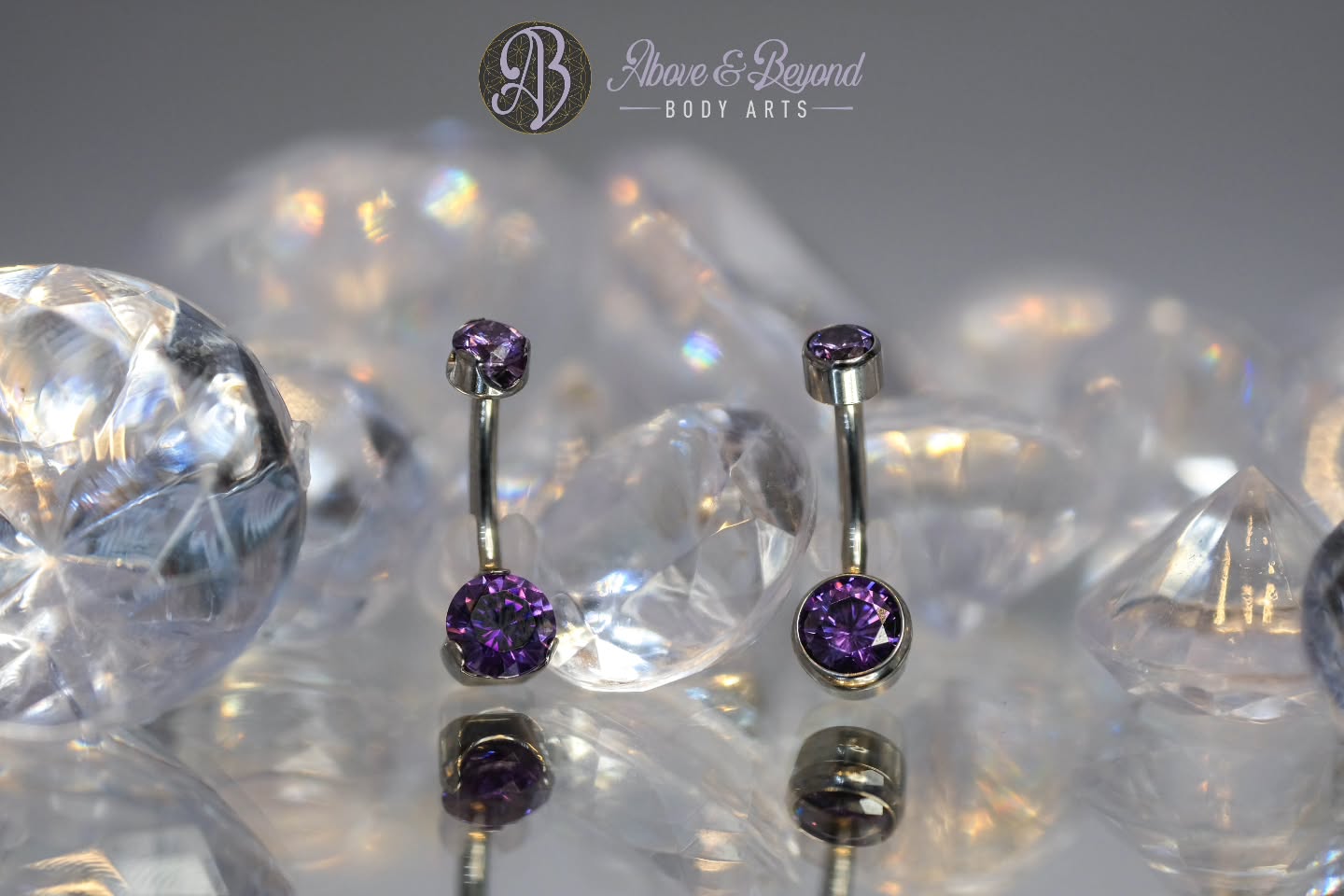 New Navel Alert 🚨
Our collection of @anatometalinc CZ navel curves recently expanded with a new gem color: Amethyst! A perfect winter color for a perfect winter piercing!
Since Navel piercings take 8-12+ months to fully heal, getting them in fall/winter is the perfect way to get a jump on your healing before the summer months roll around!
📷: @50percentsnakes
#navelpiercing #safepiercing #piercing #santabarbara #anatometal