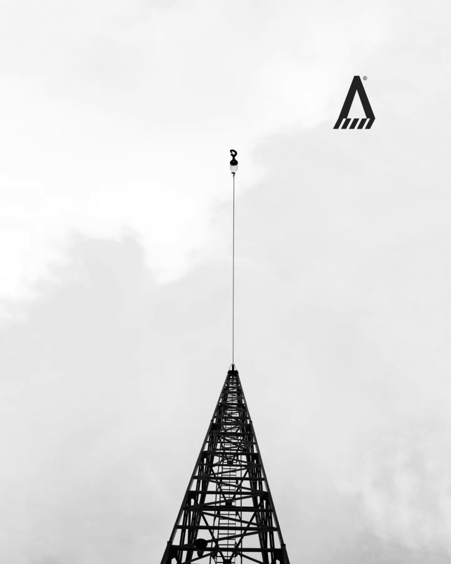 De longe, parece uma árvore de Natal.
De perto, é aquilo que sustenta tudo:
engenharia, precisão e confiança.
Neste Natal, que seus projetos tenham
bons apoios, esforços bem distribuídos
e estruturas que valham a pena engastar.
Boas festas!
Vem engastar com a gente.
engenharia@engastar.com
(54) 98144-9876
#EngenhariaDeEstruturas #EstruturasIndustriais #EngenhariaEstrutural #PréFabricadoDeConcreto