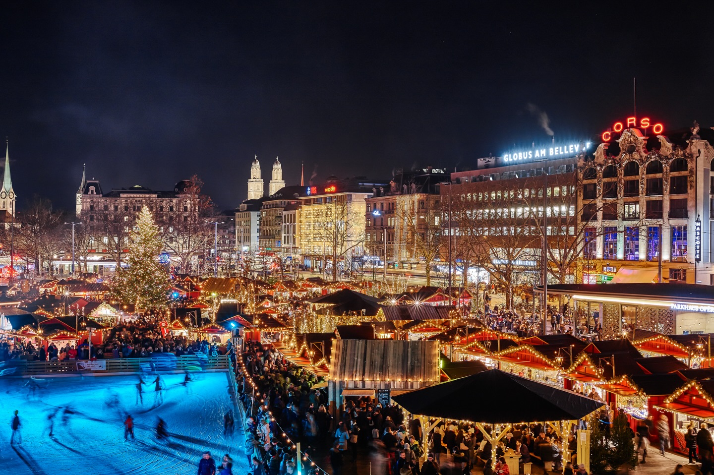 Heute ist der letzte Tag unseres Wienachtsdorfes am Sechseläutenplatz.
Zehn Jahre lang durften wir hier ein Dorf bauen, das für viele von euch ein fester Teil der Vorweihnachtszeit geworden ist. Ein Ort zum Ankommen, Verweilen, Begegnen. Voller Licht, Gespräche, Düfte, Musik und unzähliger kleiner Momente.
Die schönsten Momente aus den letzten 10 Jahren seht ihr hier in unserem Post.
Dass dieses Kapitel heute endet, fällt uns nicht leicht. Umso grösser ist die Dankbarkeit für alles, was wir gemeinsam erleben durften:
für euch, unsere Besucher:innen,
für unsere Aussteller:innen, Künstler:innen und Partner:innen,
für unser Team, das jedes Jahr mit unglaublichem Herzblut aufgebaut, gestaltet und begleitet hat.
Heute sagen wir nicht leise Lebewohl, sondern ein herzliches Danke.
Danke für zehn Jahre Vertrauen, Nähe und gemeinsame Winterabende.
Wir sind heute noch da.
Und wir freuen uns, diesen letzten Tag mit euch zu teilen. ♥️♥️♥️