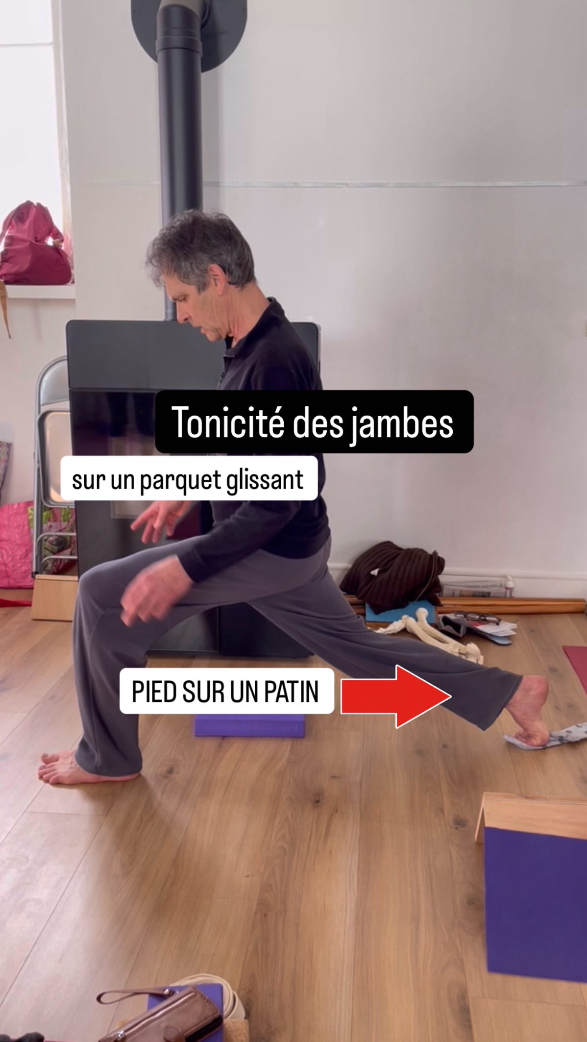 Un exercice ludique pour travailler la tonicité des jambes : sur un parquet ou un sol lisse le pied arrière posé sur un patin ou une petite surface glissante voire une chaussette 🧦 Ainsi vous pourrez travailler en rencontre des poussées tout en utilisant le poids du corps et la gravité !
Vidéo extraite d’un de nos séminaires de formation de yoga - Yogathérapie à thème.
Notez INFO en commentaire si vous souhaitez participer.
Cath et Serge #cathetsergeyoga #etirements #yogatherapie #jambes #renforcementmusculaire