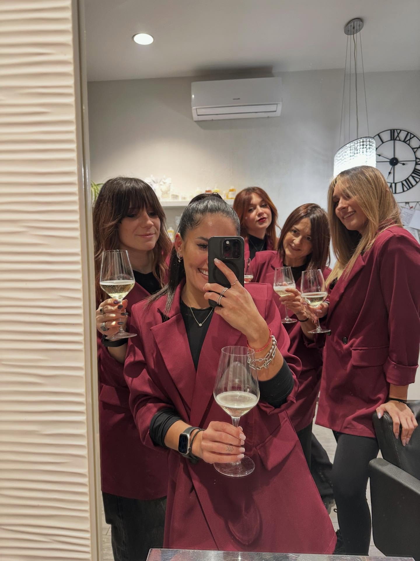 Xmas vibes by Mirror27
Grazie a tutti voi che rendete ogni giorno speciale
Vi auguriamo un Natale pieno di glow, good vibes e capelli WOW
Pronti a brillare anche nel 2026
Con amore,
Mirror 27 Team 🤍🤍🤍🤍